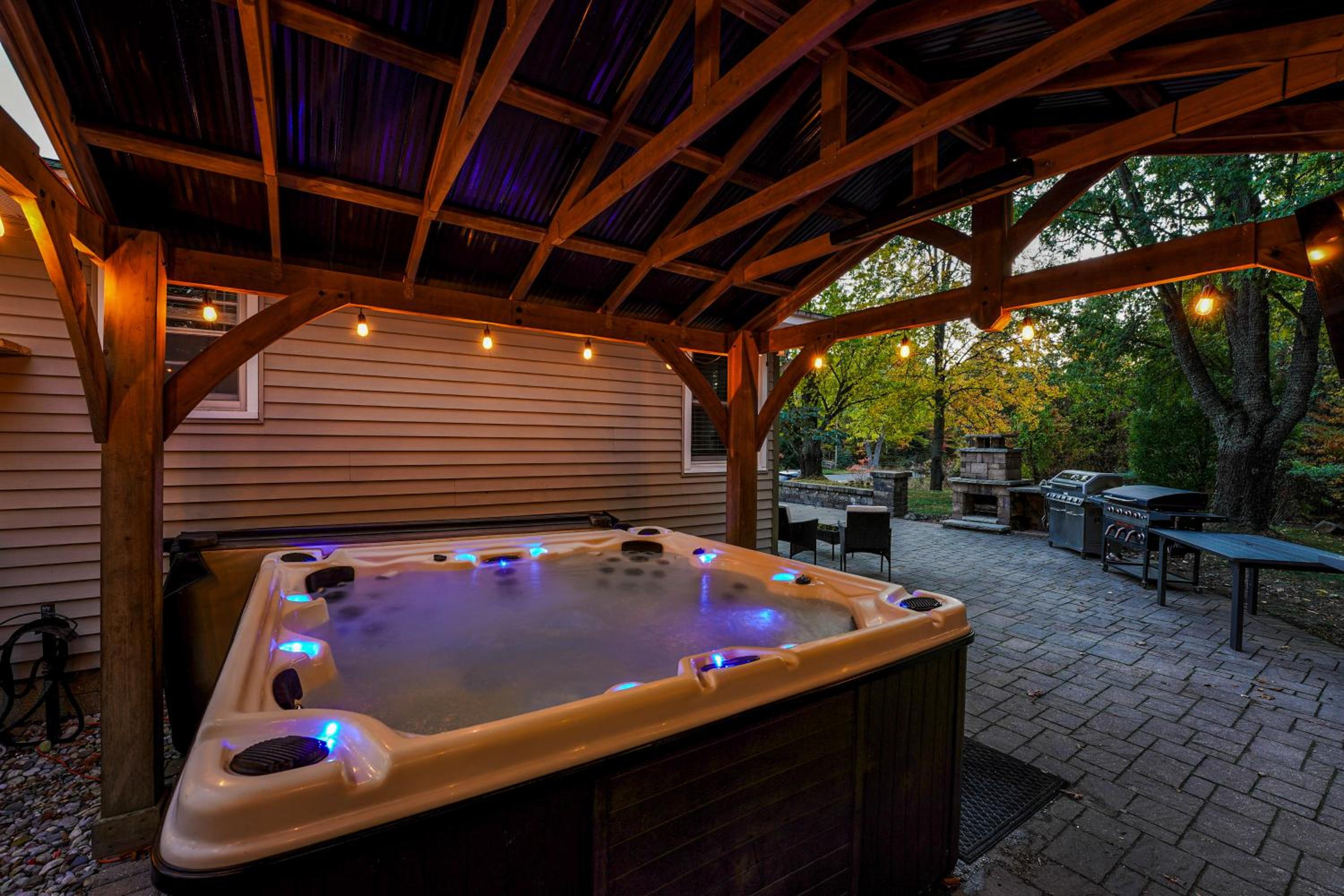 Detached Sauna, Movie Room! Relaxation in Muskegon