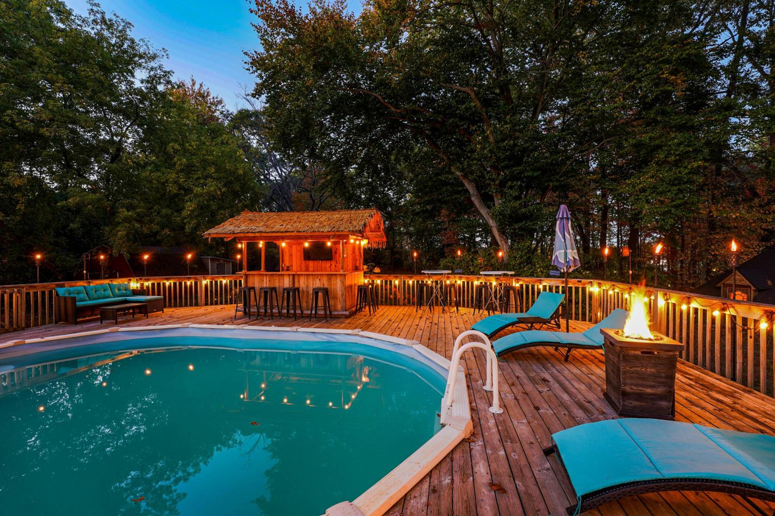 Detached Sauna, Movie Room! Relaxation in Muskegon