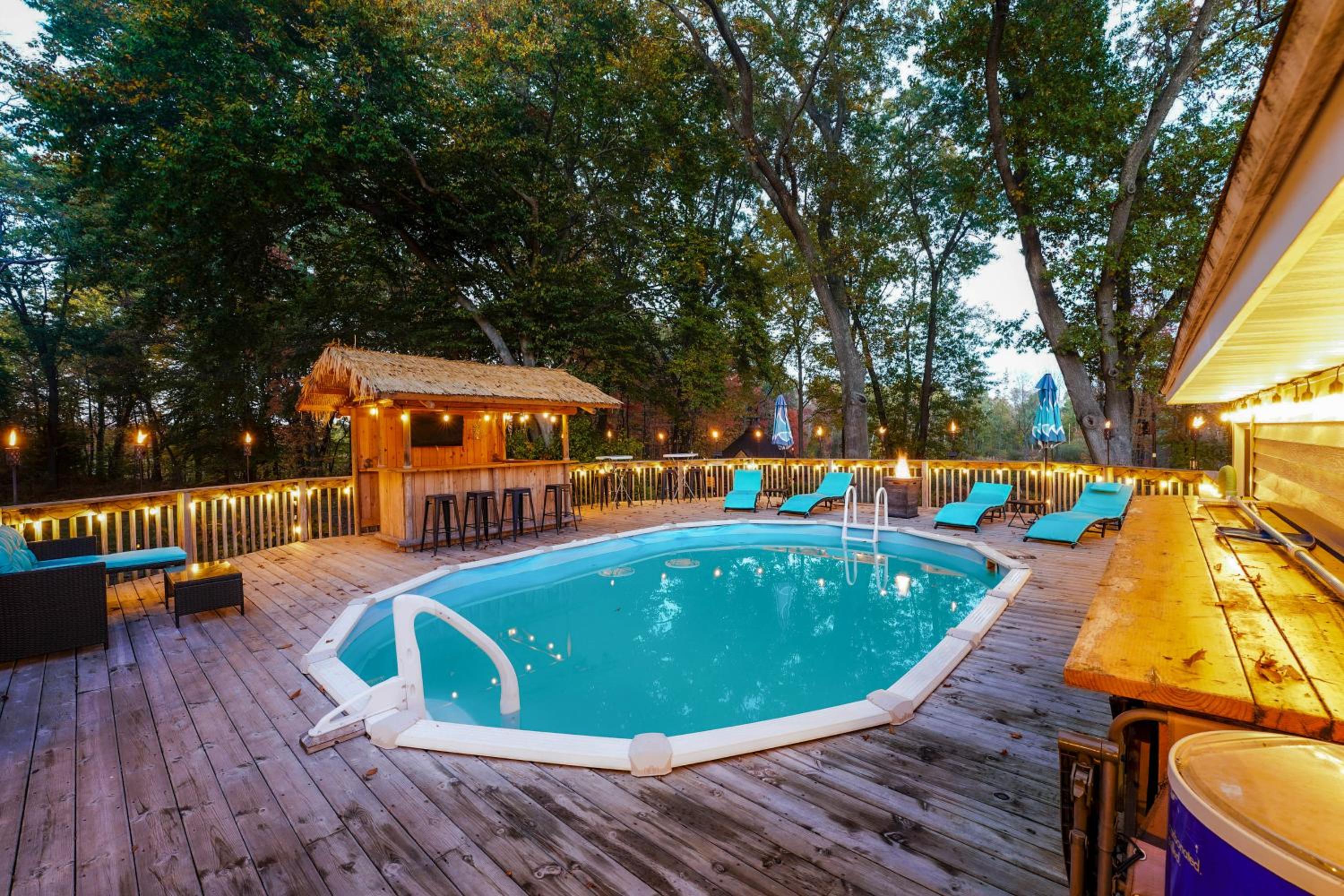 Detached Sauna, Movie Room! Relaxation in Muskegon