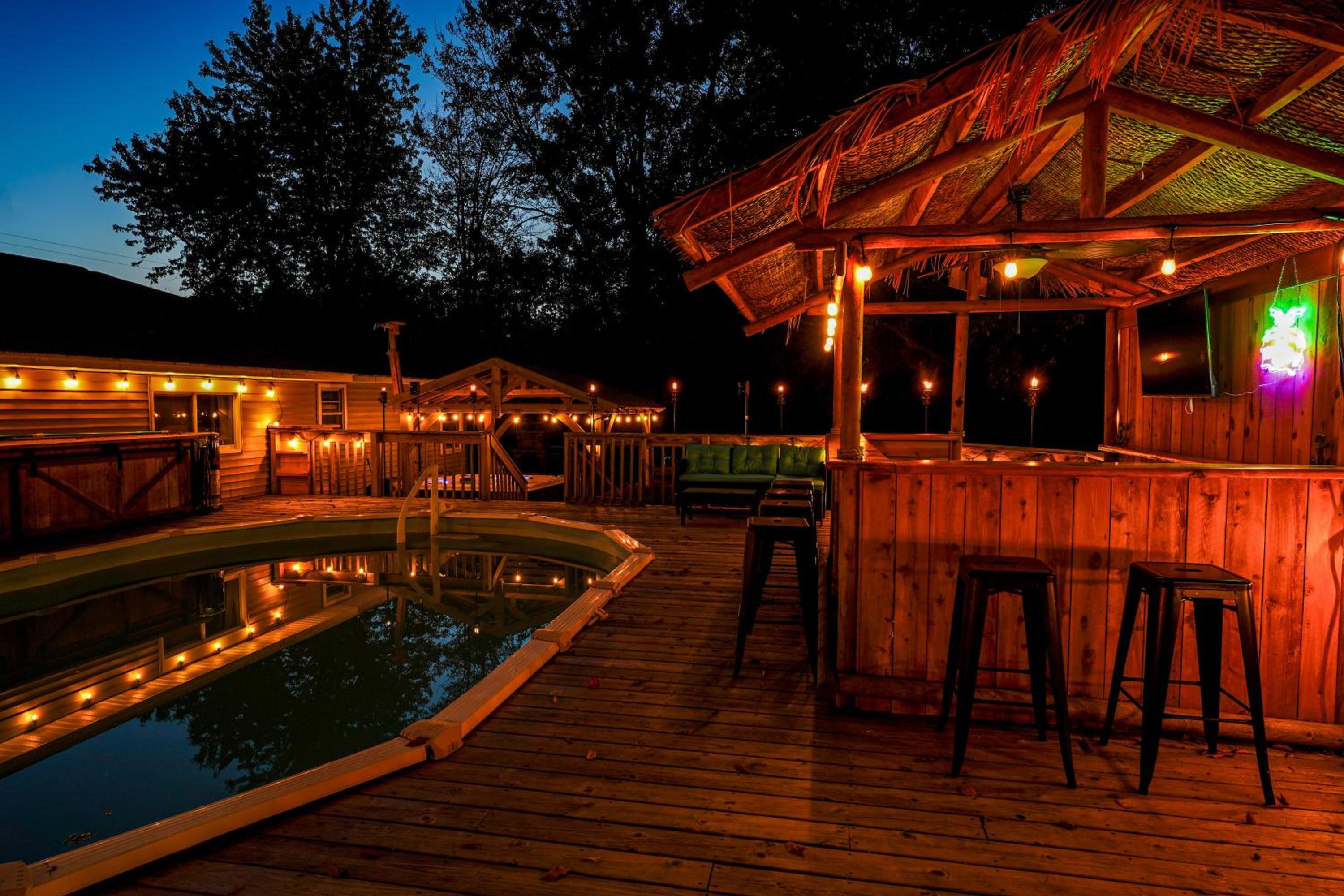 Detached Sauna, Movie Room! Relaxation in Muskegon
