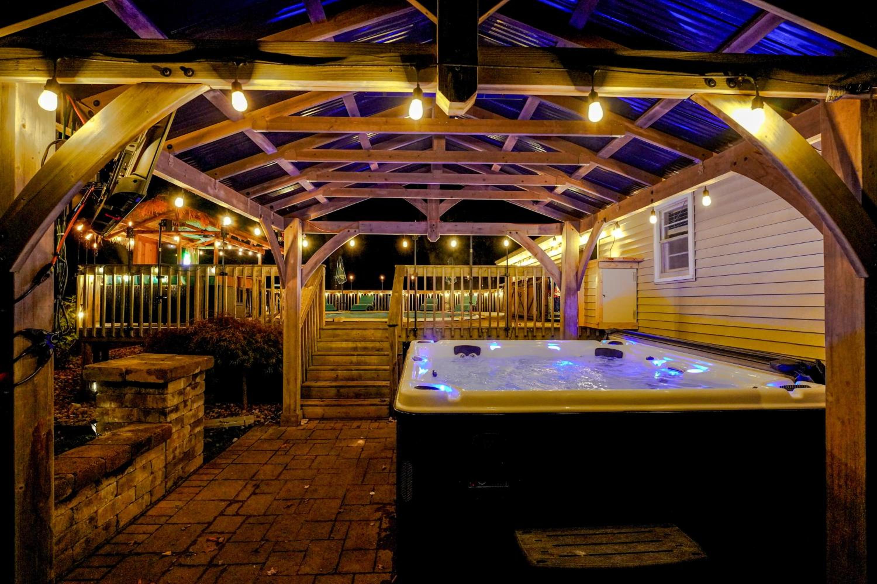 Detached Sauna, Movie Room! Relaxation in Muskegon