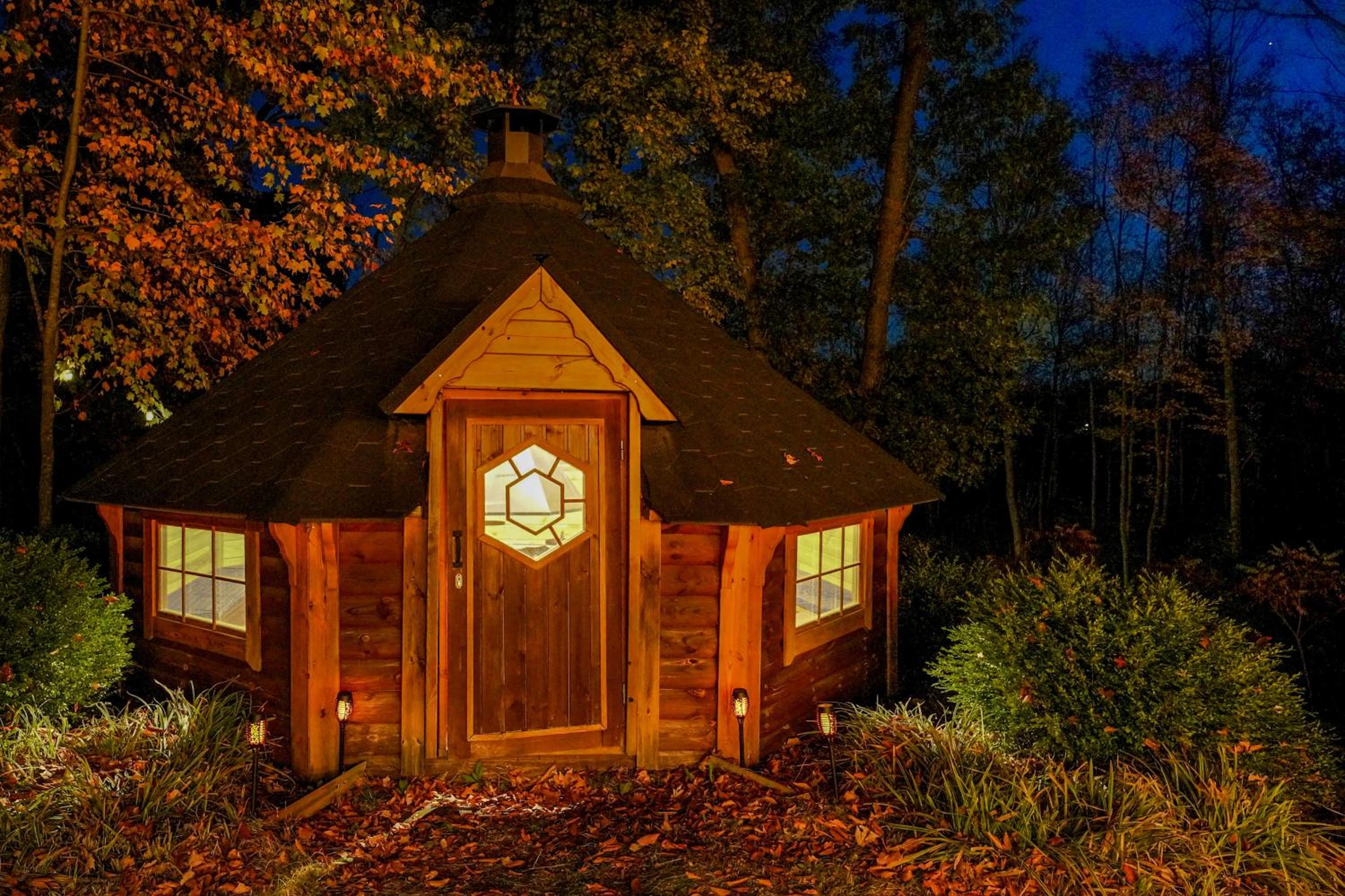 Detached Sauna, Movie Room! Relaxation in Muskegon