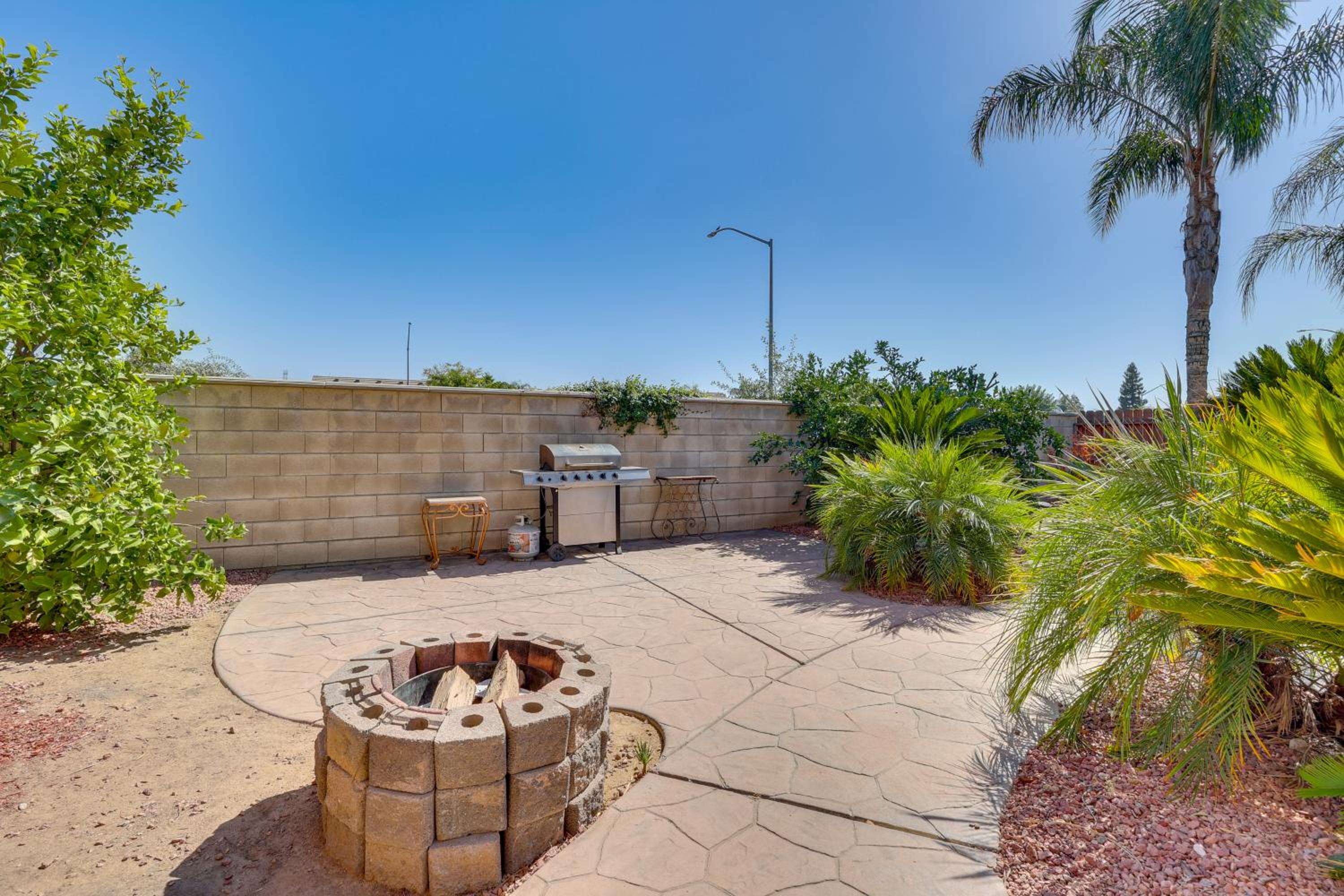 Outdoor Oasis with Fire Pit Pet-Friendly Fresno Gem