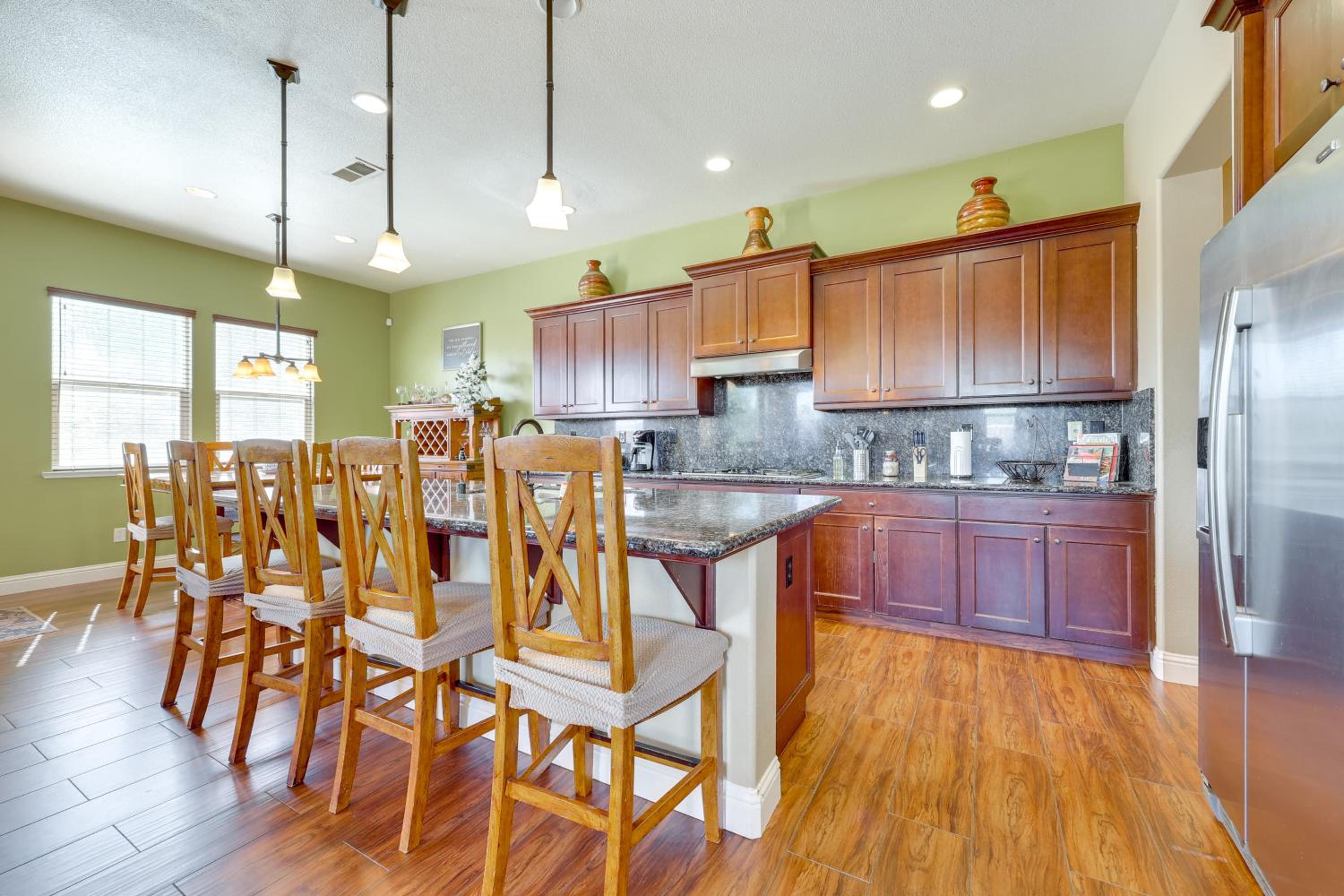 Outdoor Oasis with Fire Pit Pet-Friendly Fresno Gem