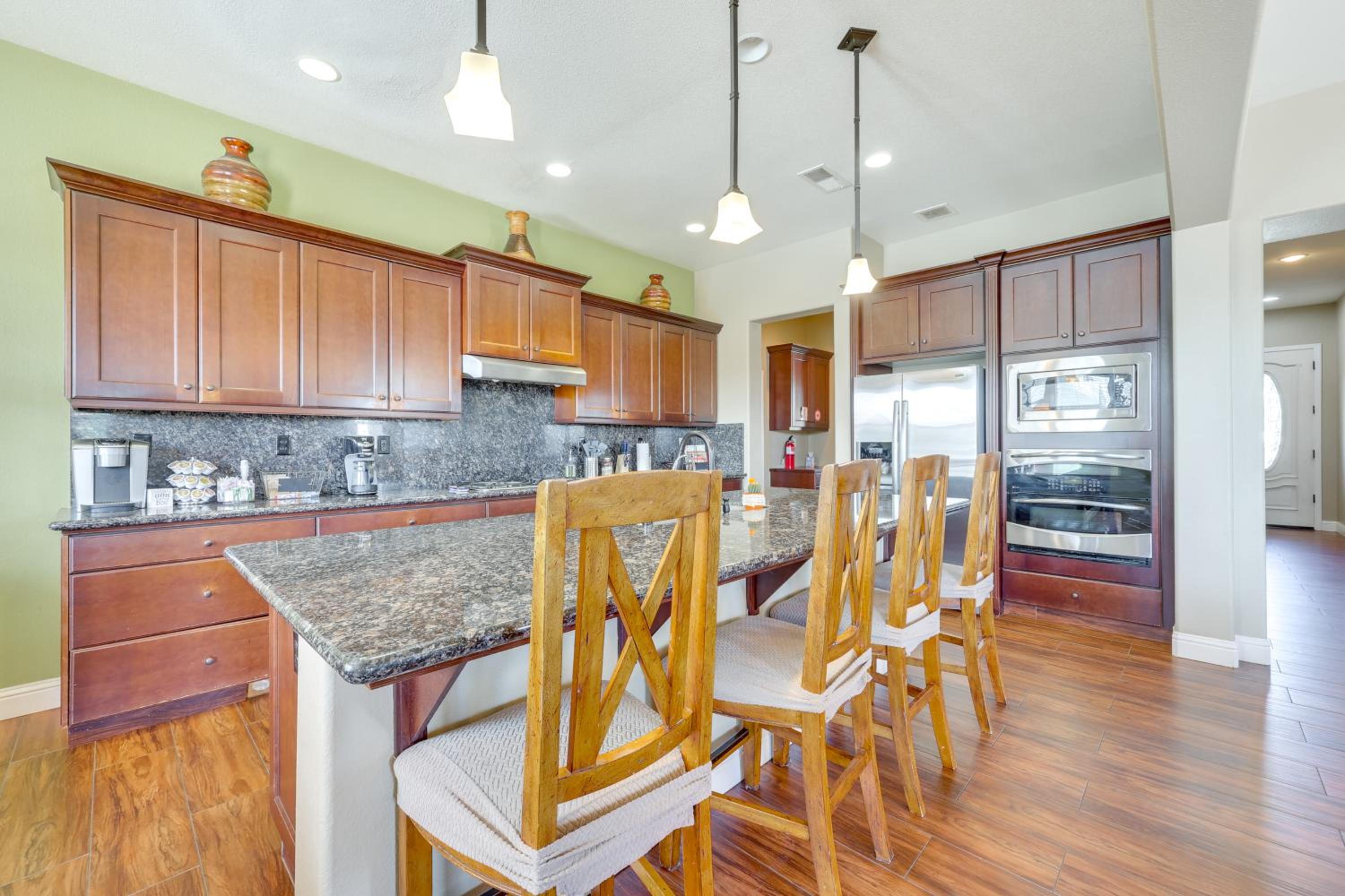 Outdoor Oasis with Fire Pit Pet-Friendly Fresno Gem
