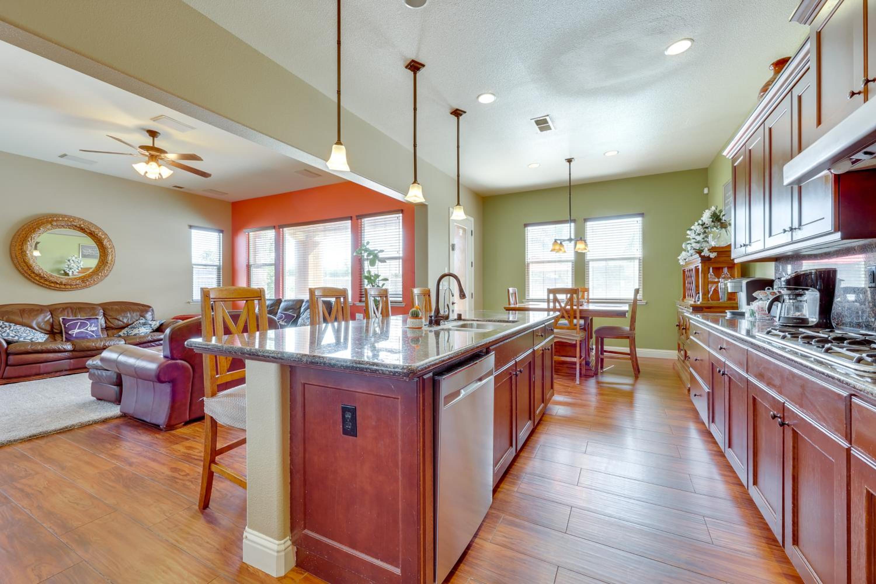Outdoor Oasis with Fire Pit Pet-Friendly Fresno Gem