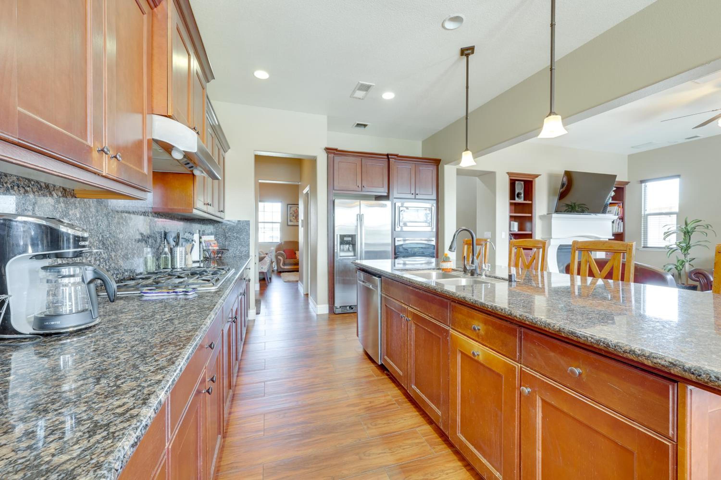 Outdoor Oasis with Fire Pit Pet-Friendly Fresno Gem
