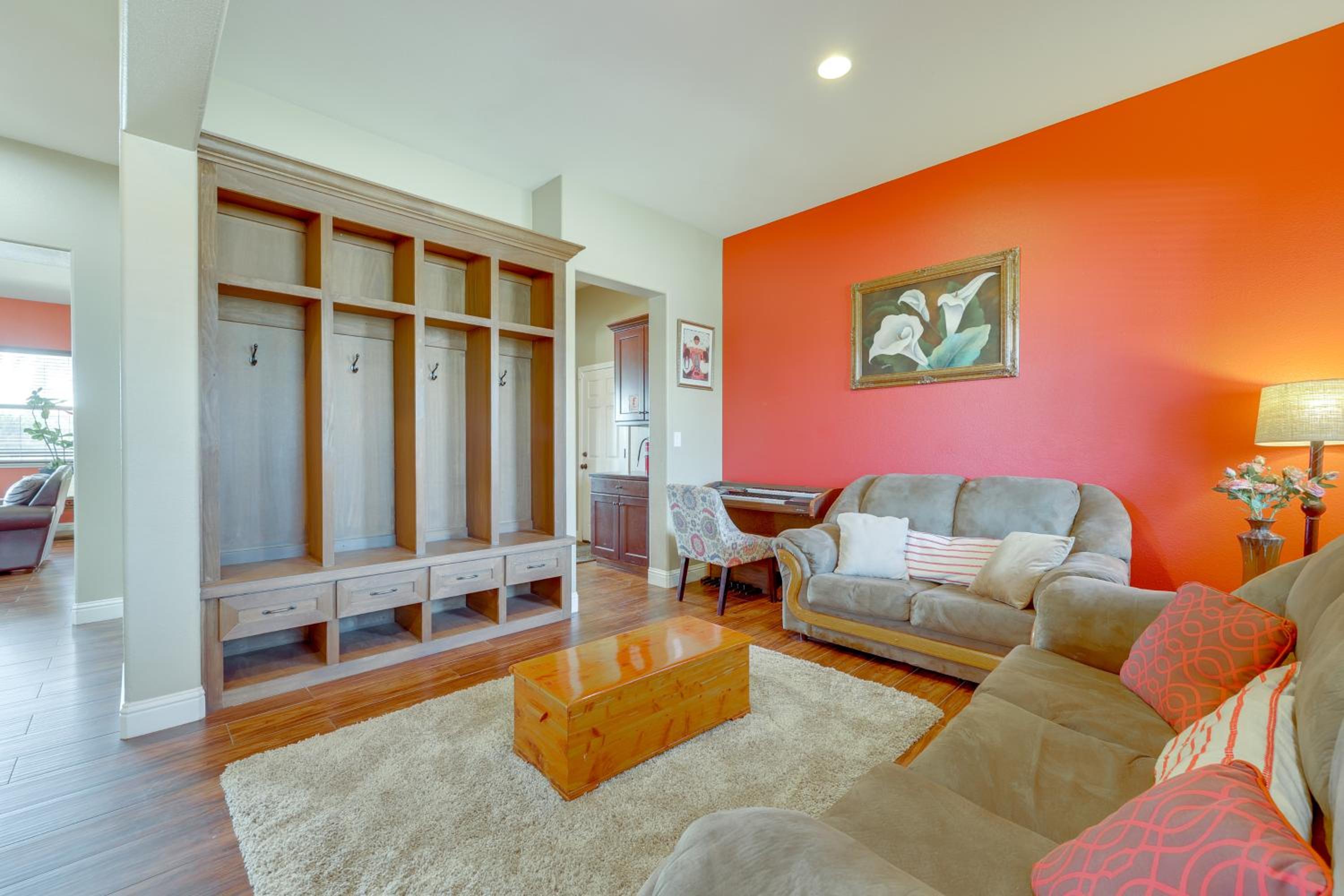 Outdoor Oasis with Fire Pit Pet-Friendly Fresno Gem