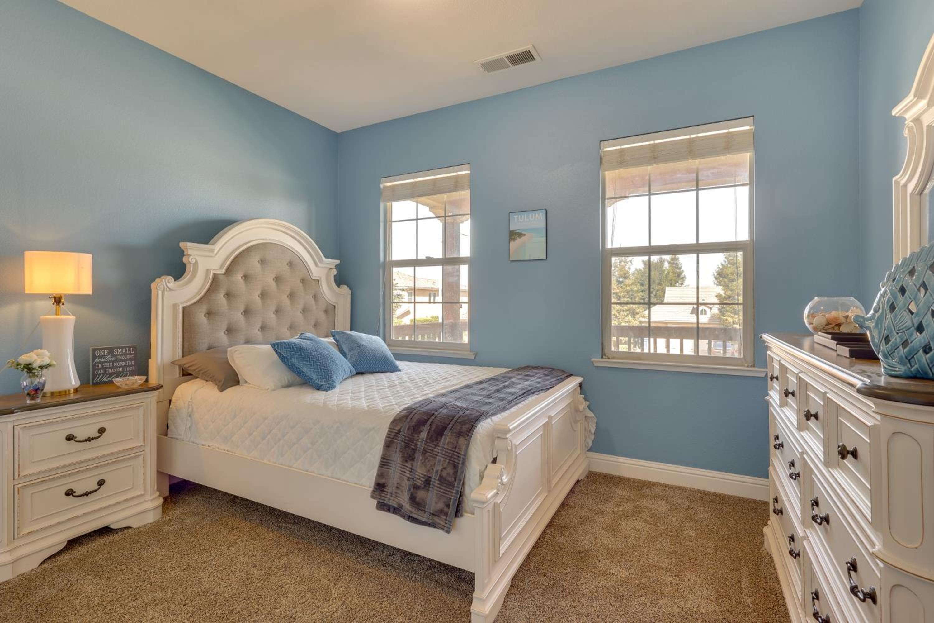 Outdoor Oasis with Fire Pit Pet-Friendly Fresno Gem