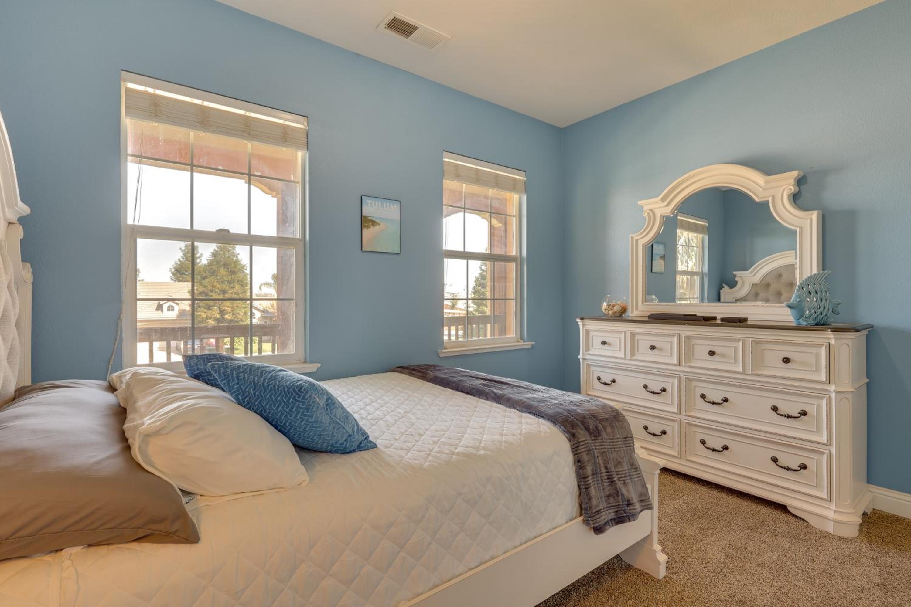 Outdoor Oasis with Fire Pit Pet-Friendly Fresno Gem
