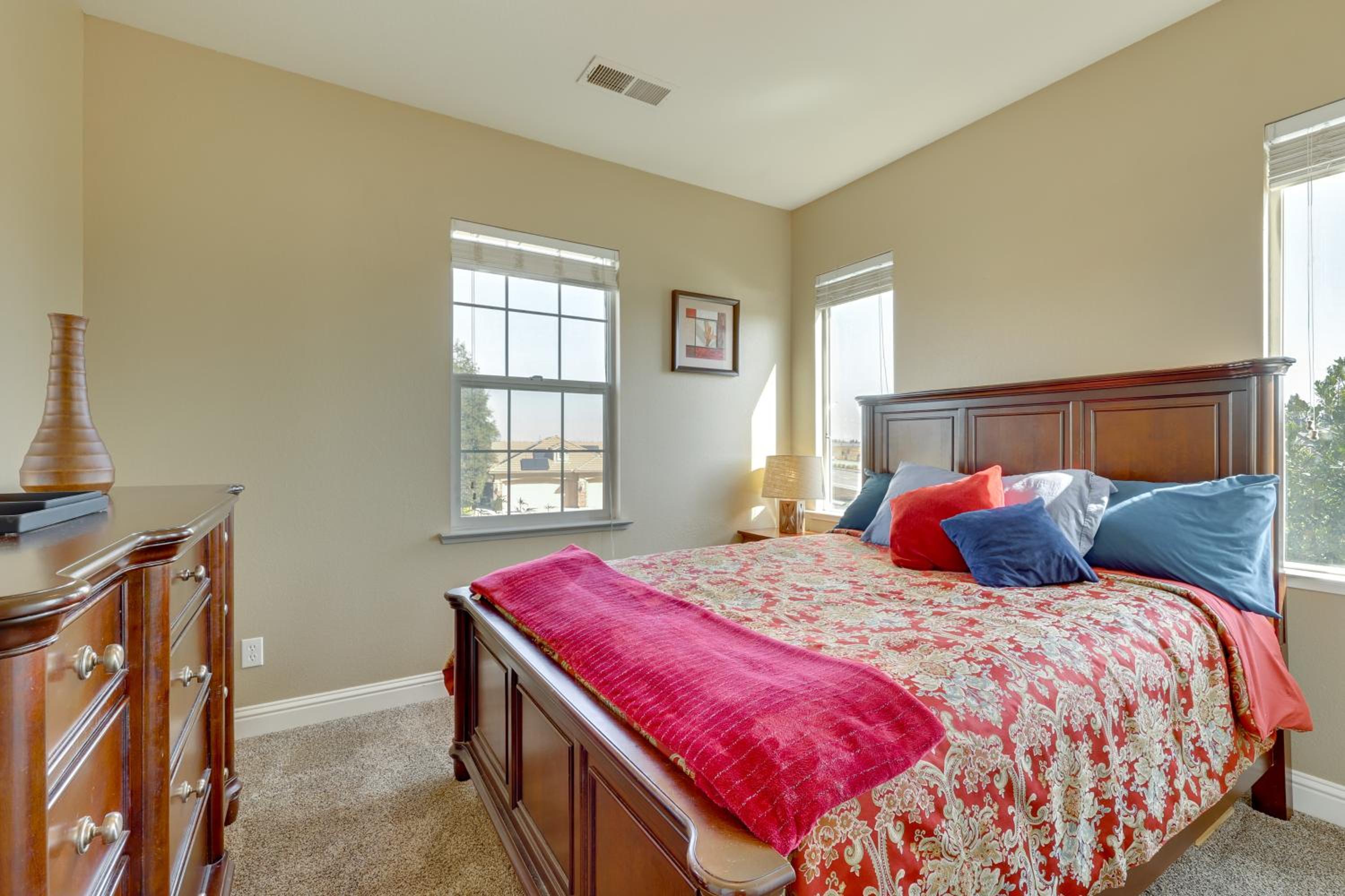 Outdoor Oasis with Fire Pit Pet-Friendly Fresno Gem