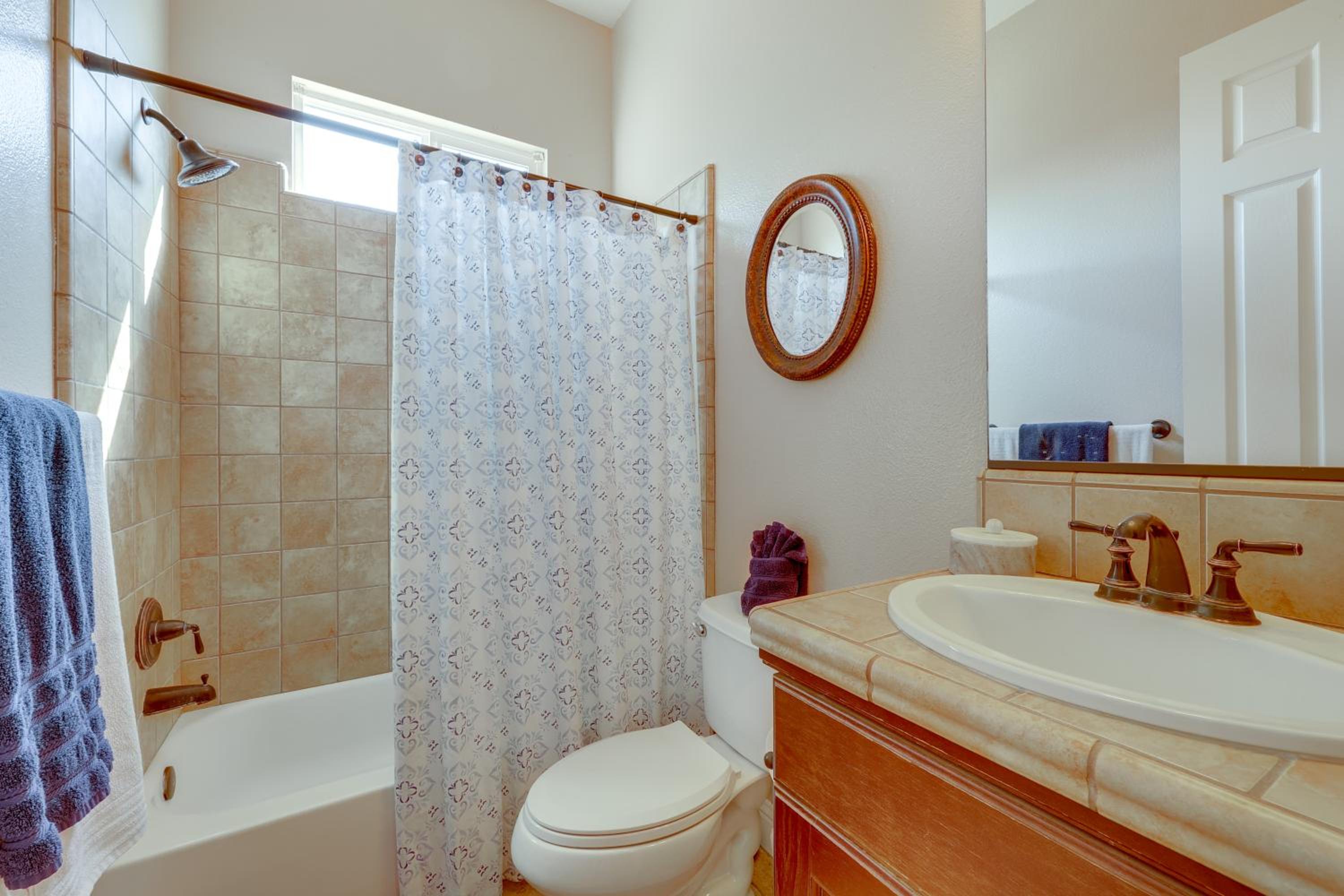 Outdoor Oasis with Fire Pit Pet-Friendly Fresno Gem