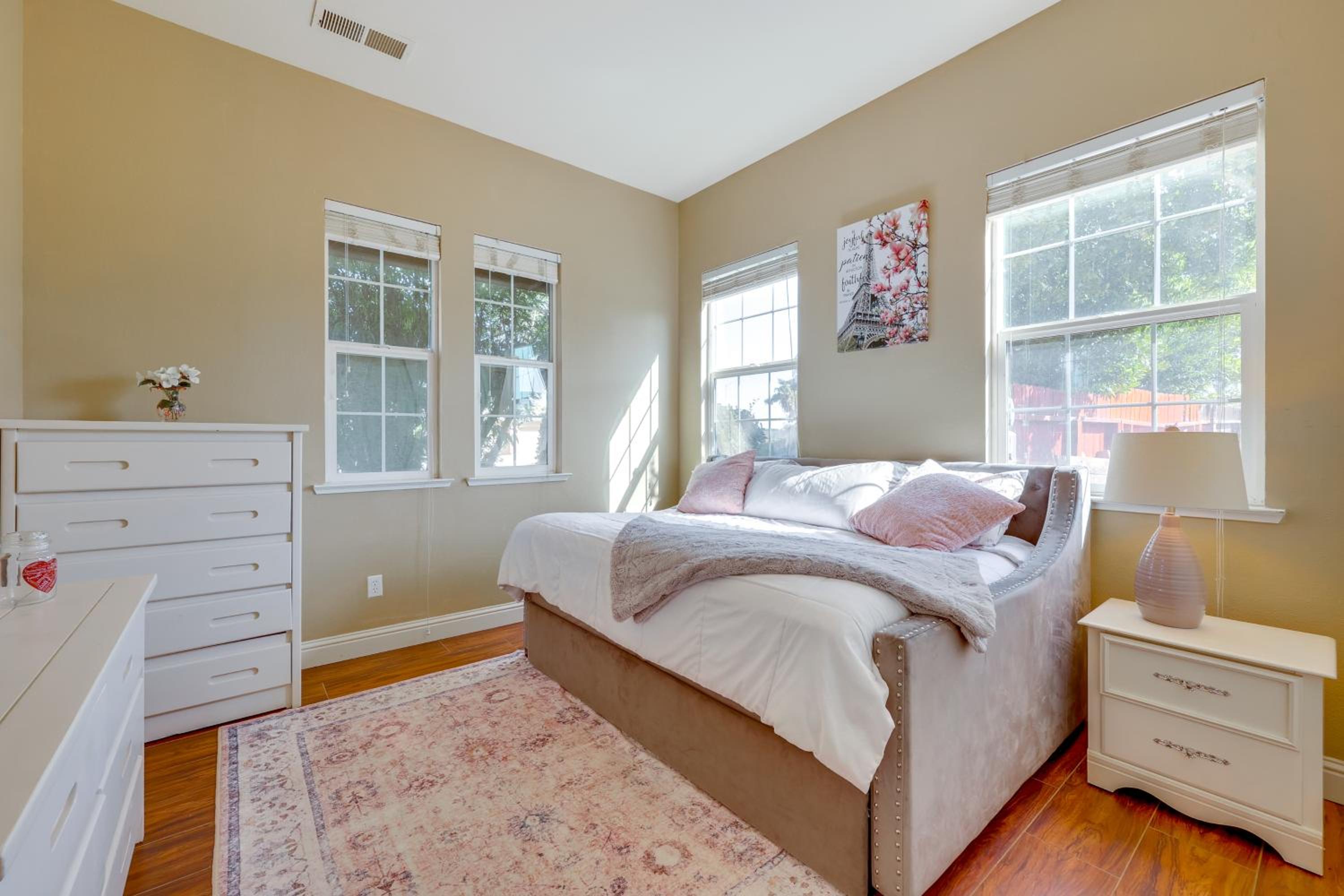 Outdoor Oasis with Fire Pit Pet-Friendly Fresno Gem