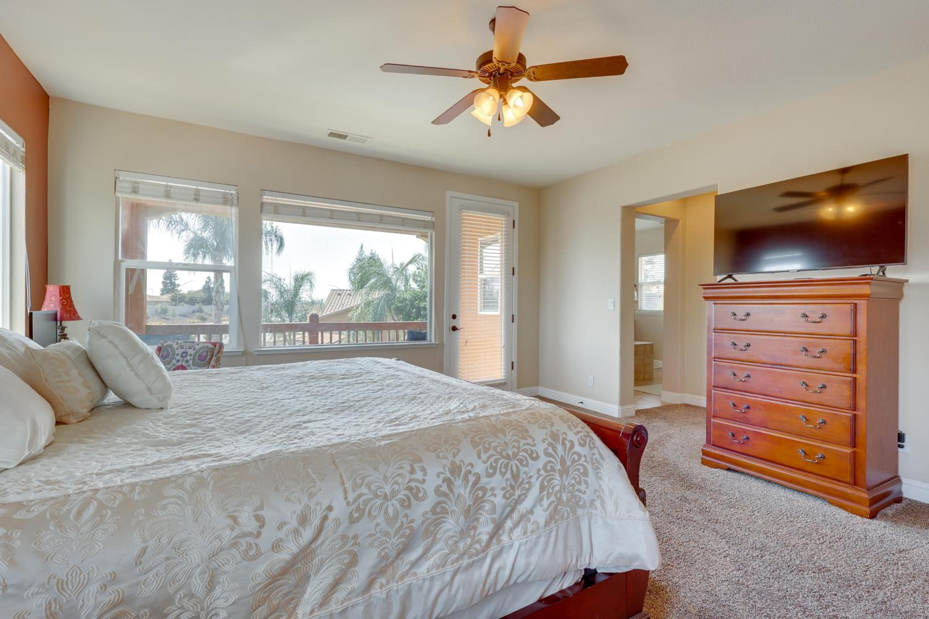 Outdoor Oasis with Fire Pit Pet-Friendly Fresno Gem