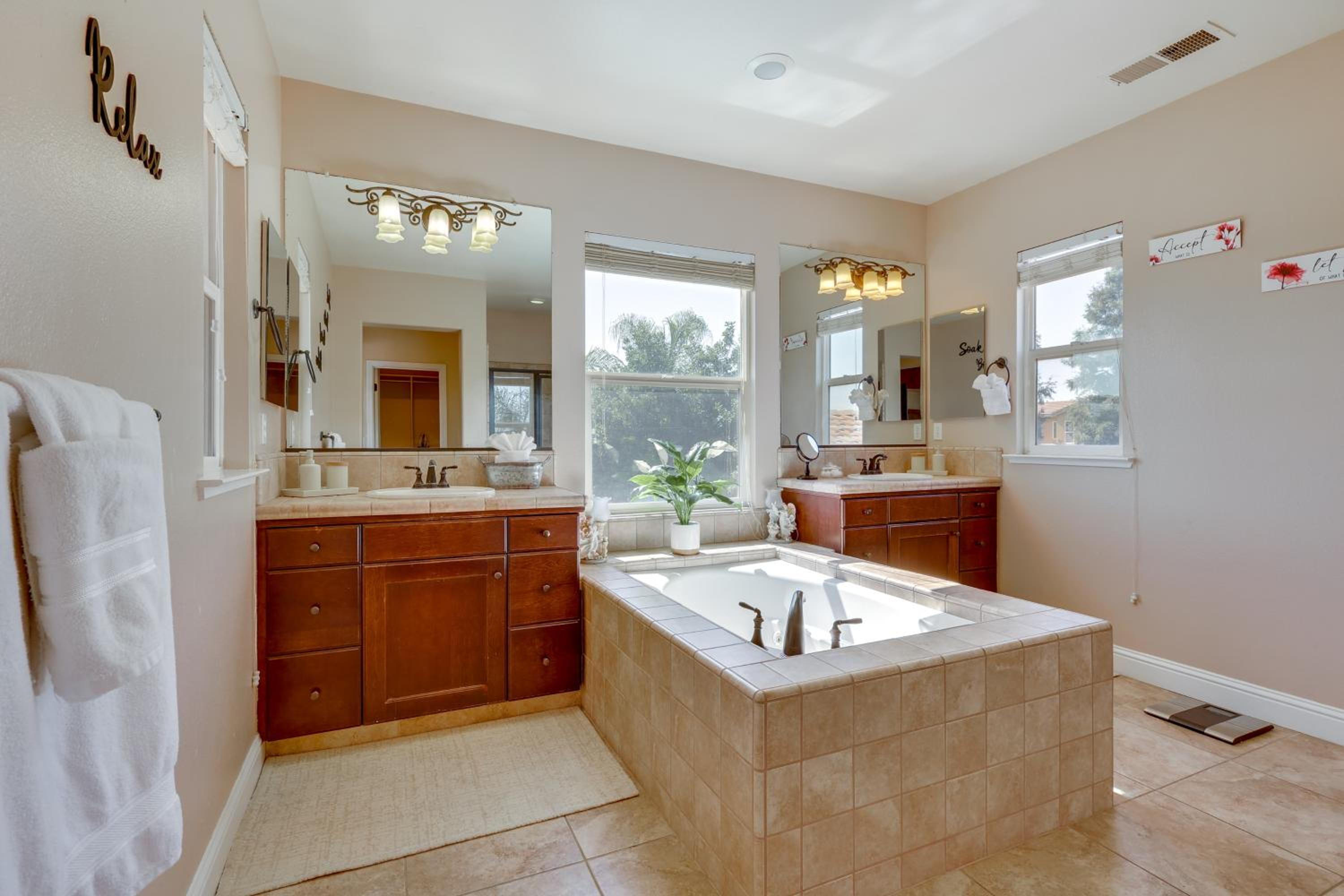 Outdoor Oasis with Fire Pit Pet-Friendly Fresno Gem