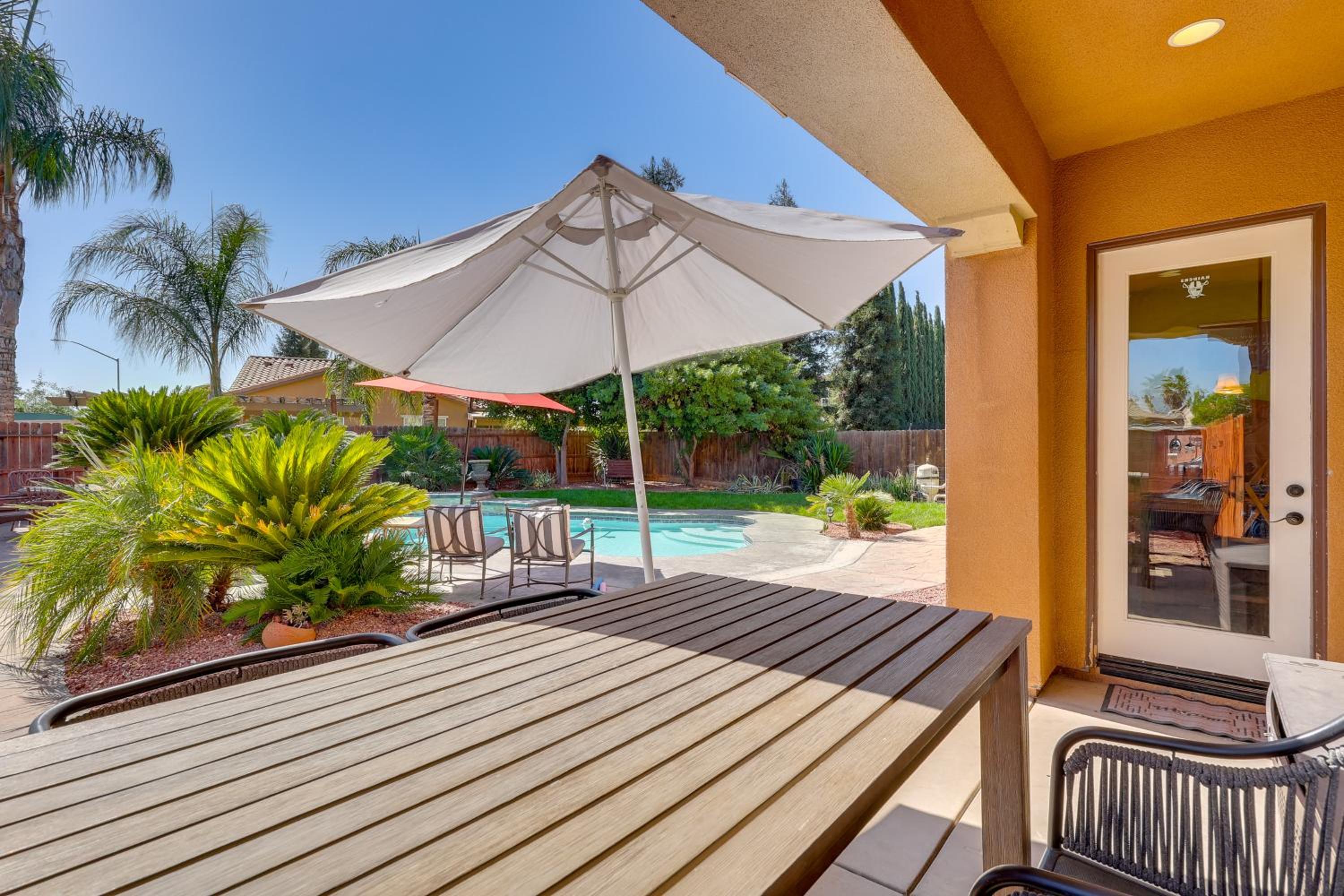 Outdoor Oasis with Fire Pit Pet-Friendly Fresno Gem