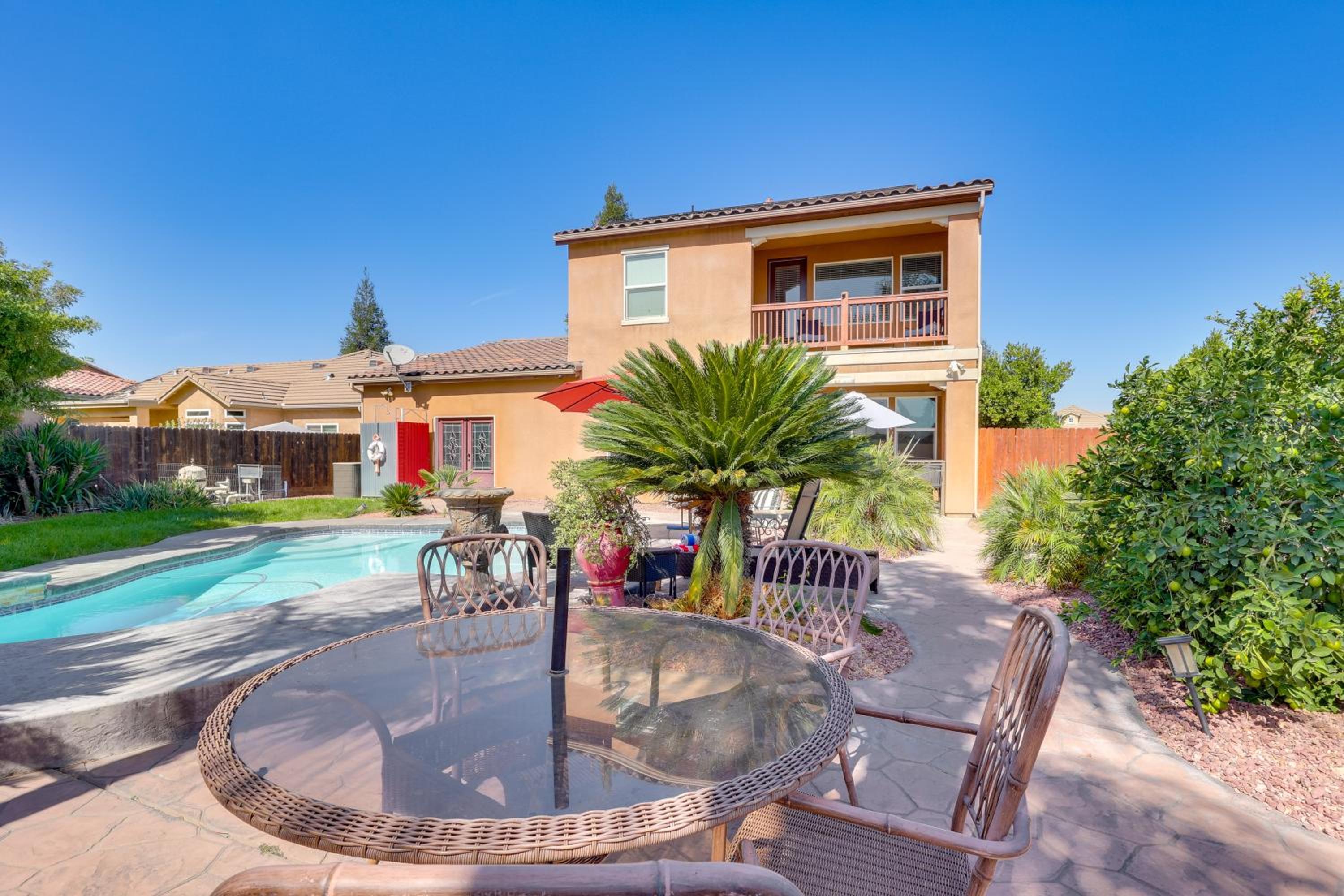 Outdoor Oasis with Fire Pit Pet-Friendly Fresno Gem