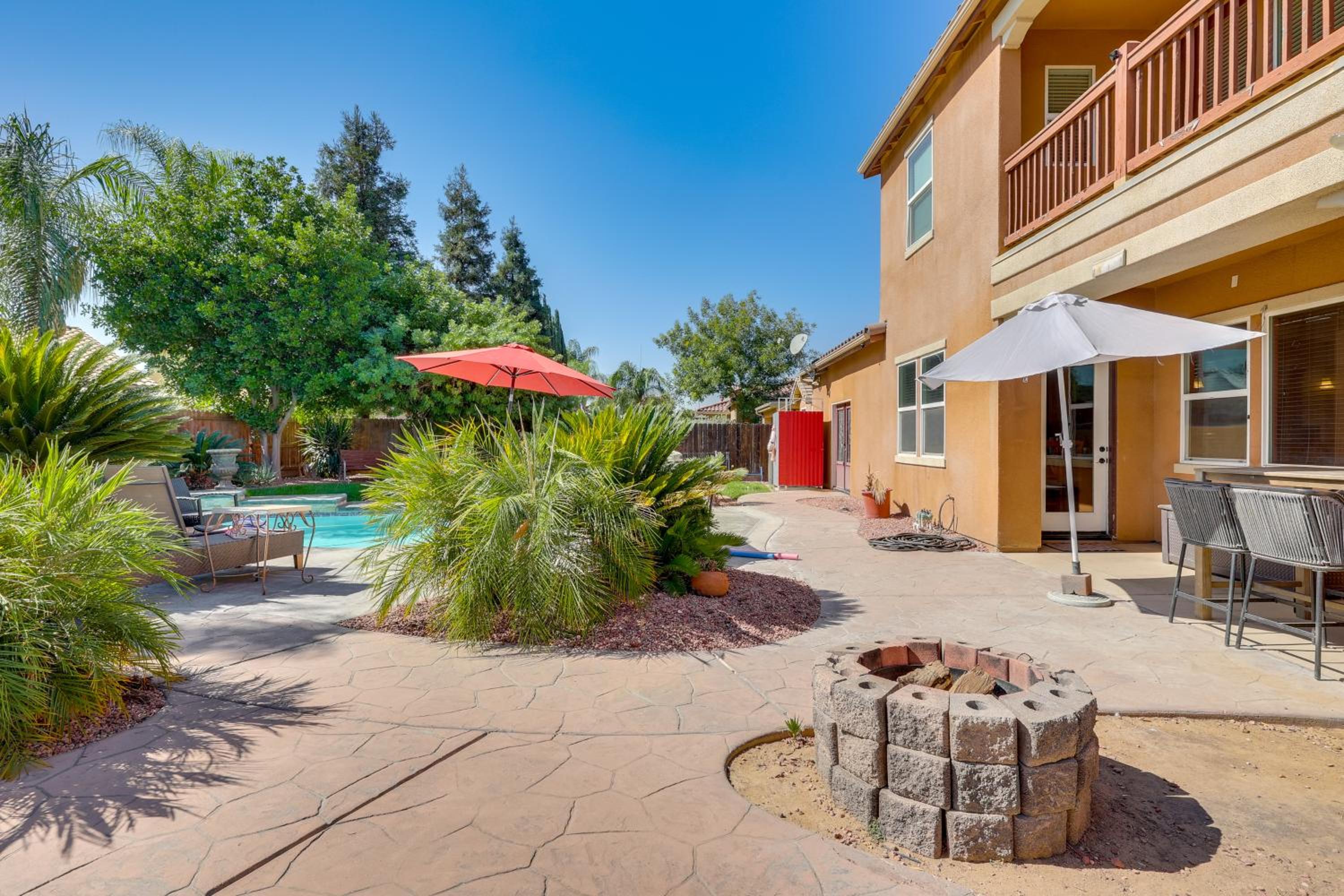 Outdoor Oasis with Fire Pit Pet-Friendly Fresno Gem