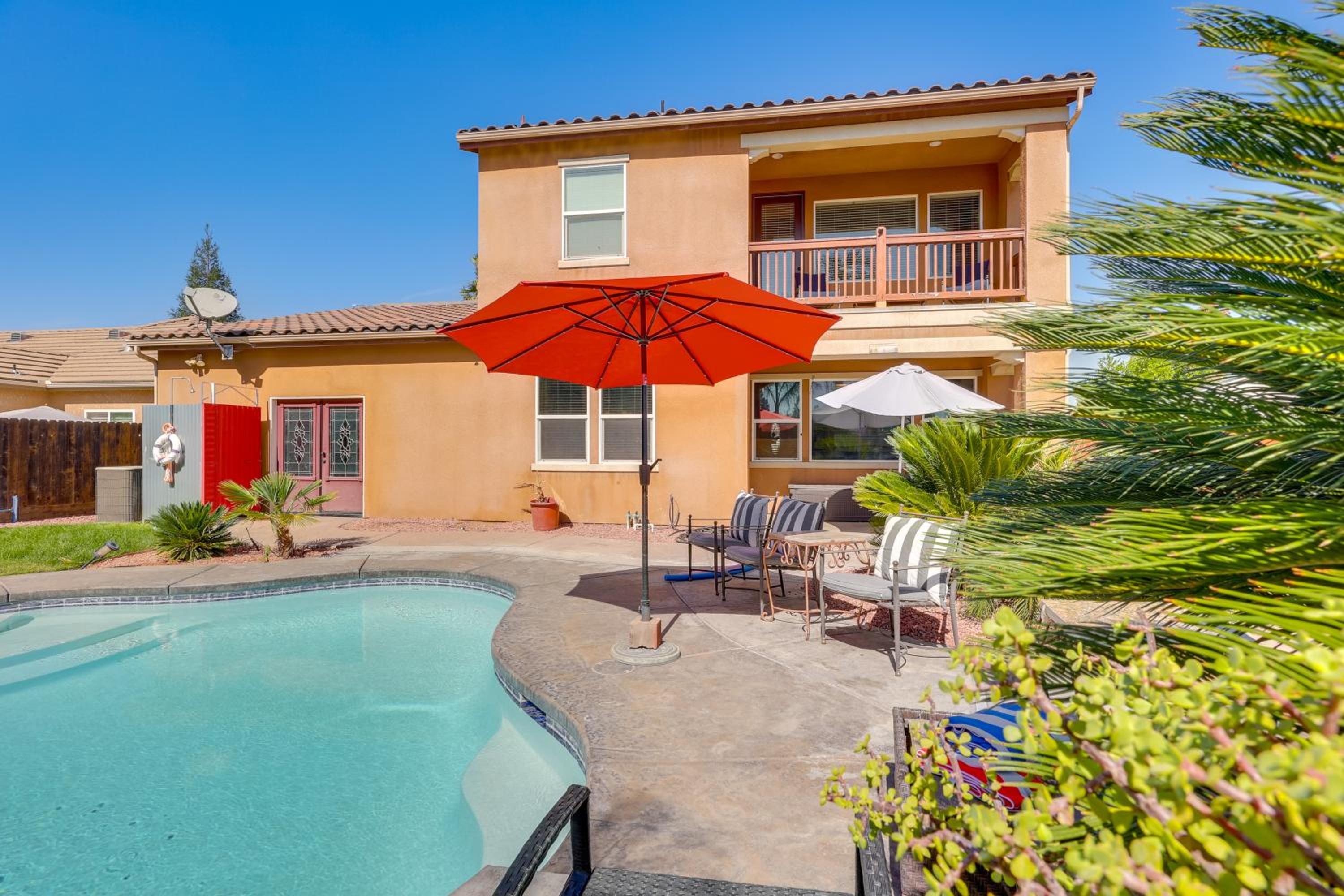 Outdoor Oasis with Fire Pit Pet-Friendly Fresno Gem
