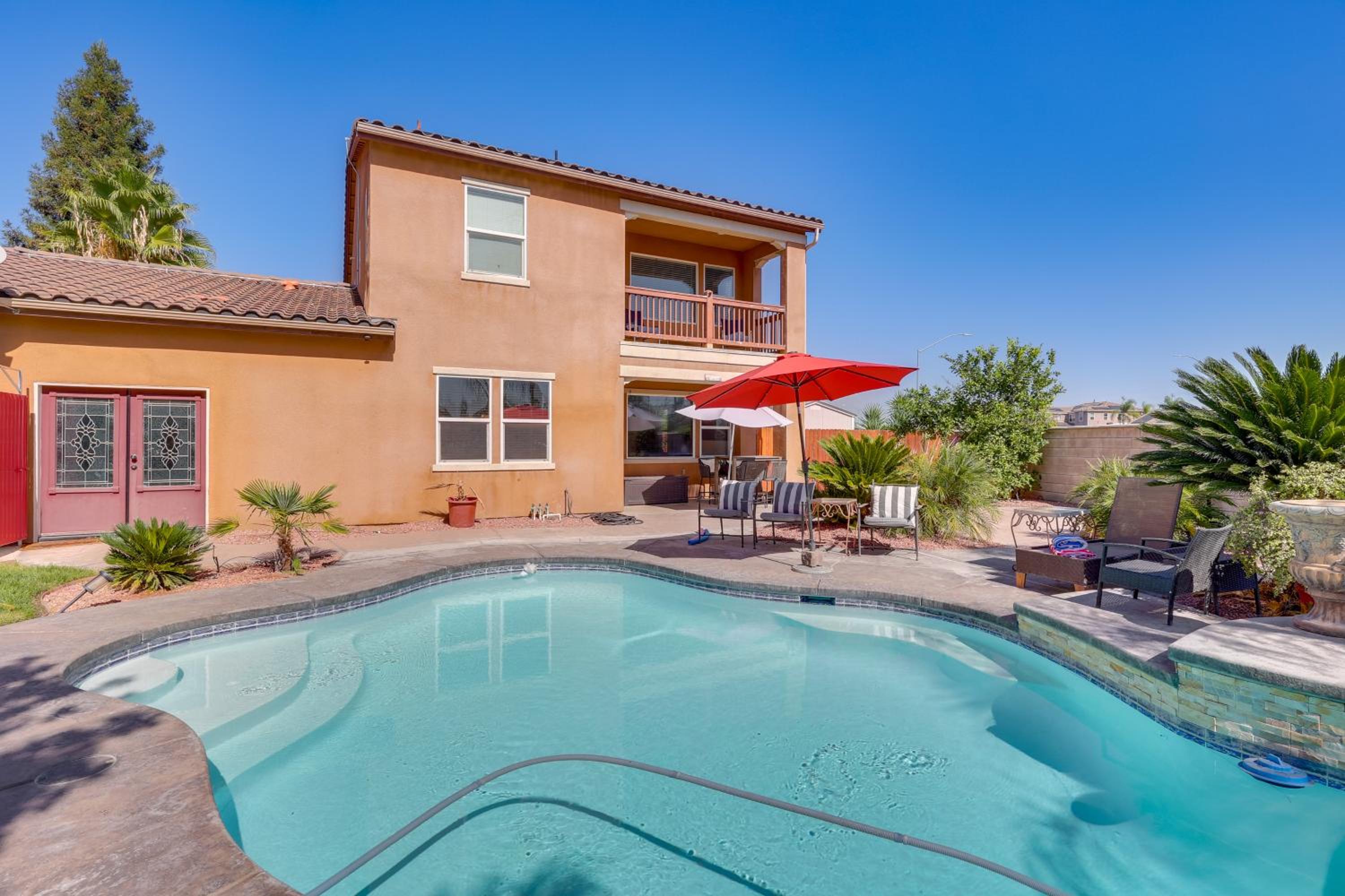 Outdoor Oasis with Fire Pit Pet-Friendly Fresno Gem
