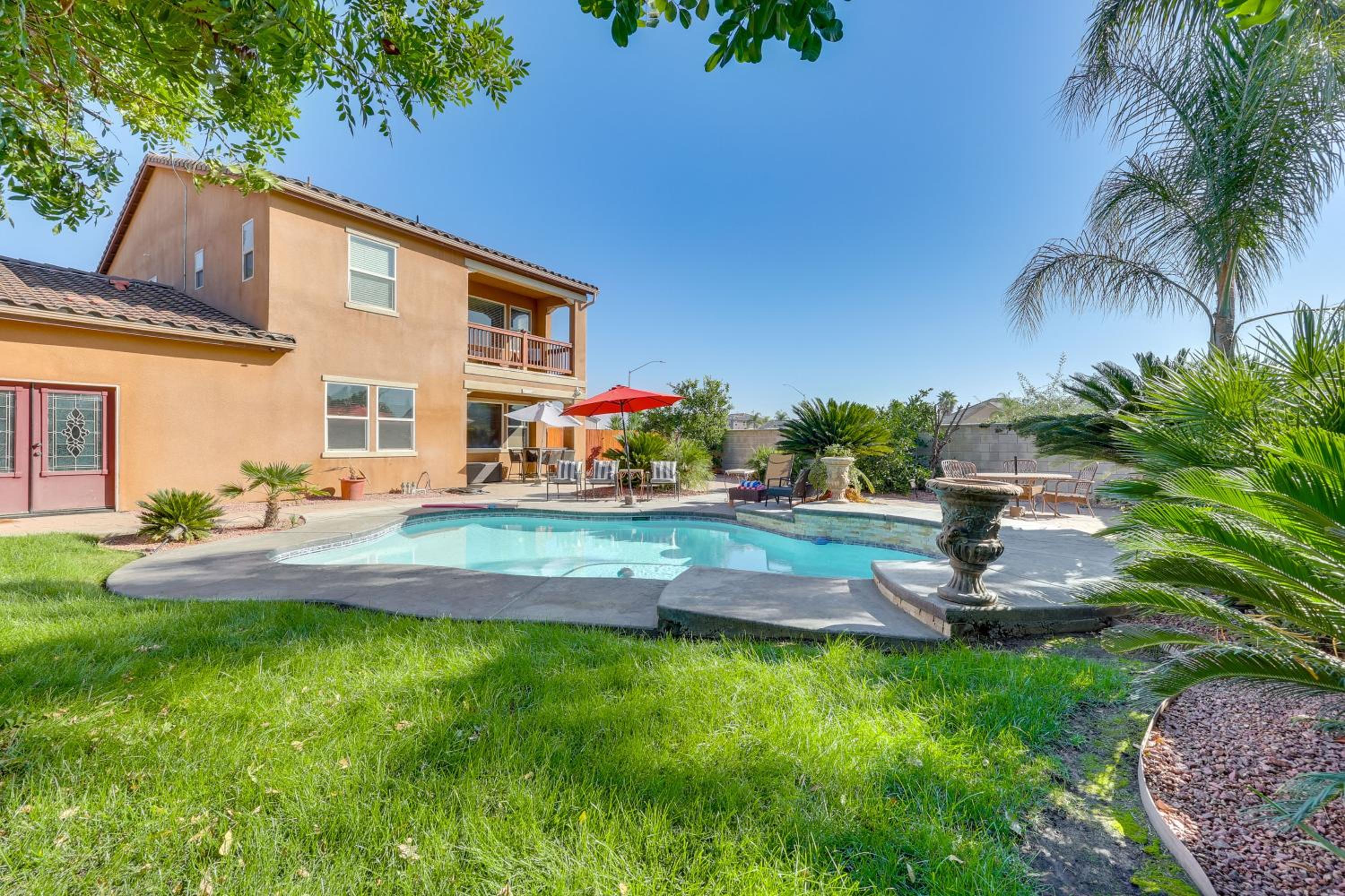 Outdoor Oasis with Fire Pit Pet-Friendly Fresno Gem