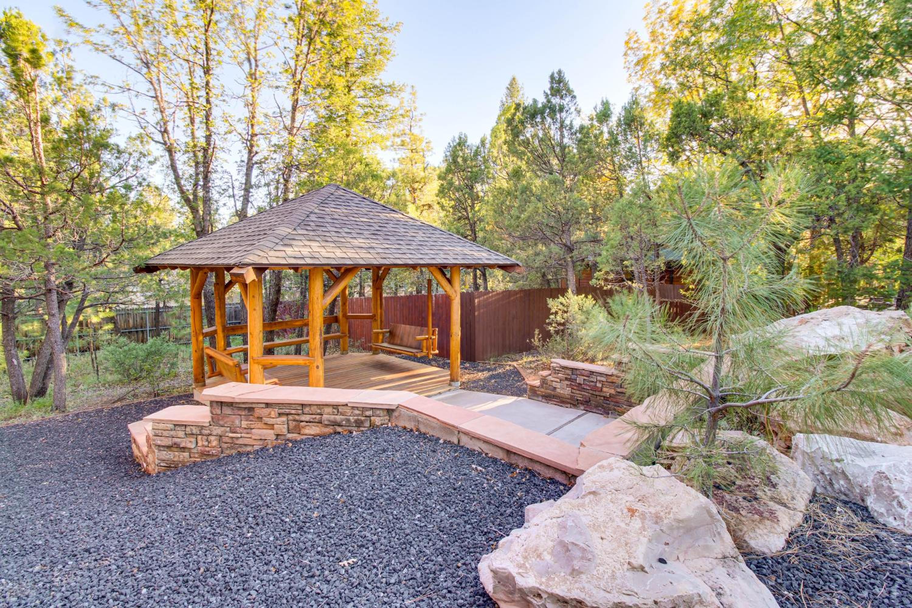 Great for Gatherings! Family Cabin in Lakeside