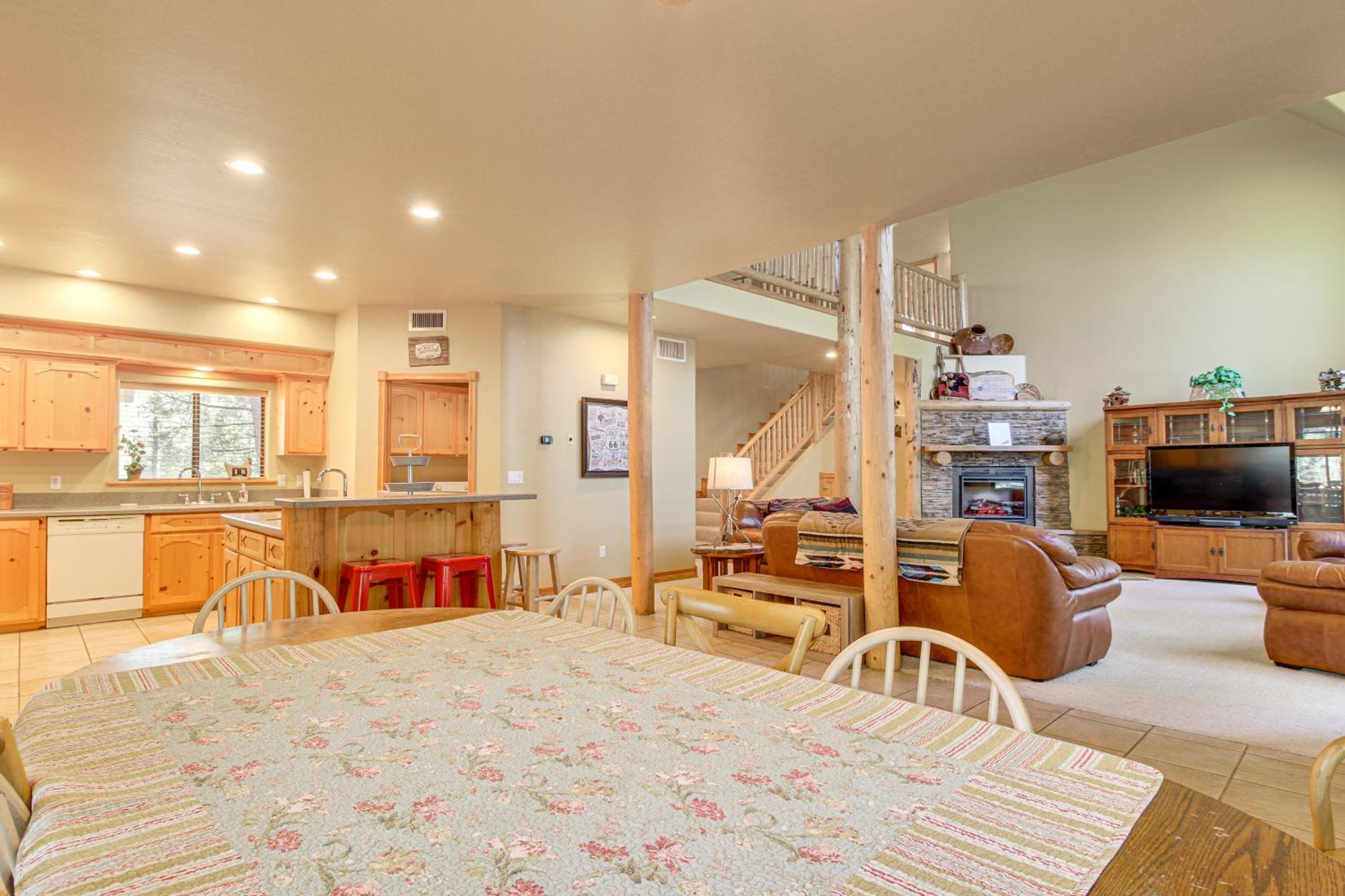 Great for Gatherings! Family Cabin in Lakeside