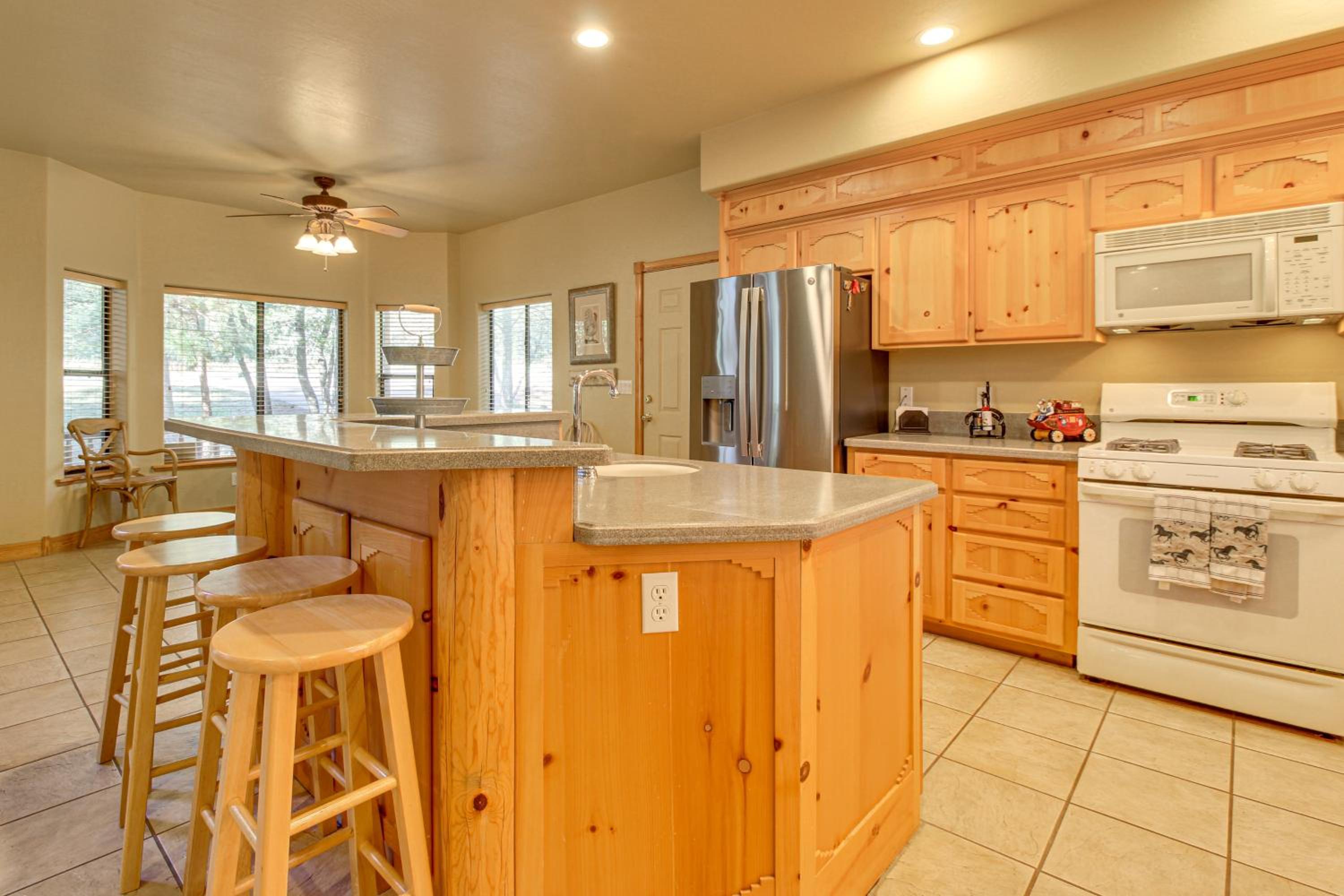 Great for Gatherings! Family Cabin in Lakeside