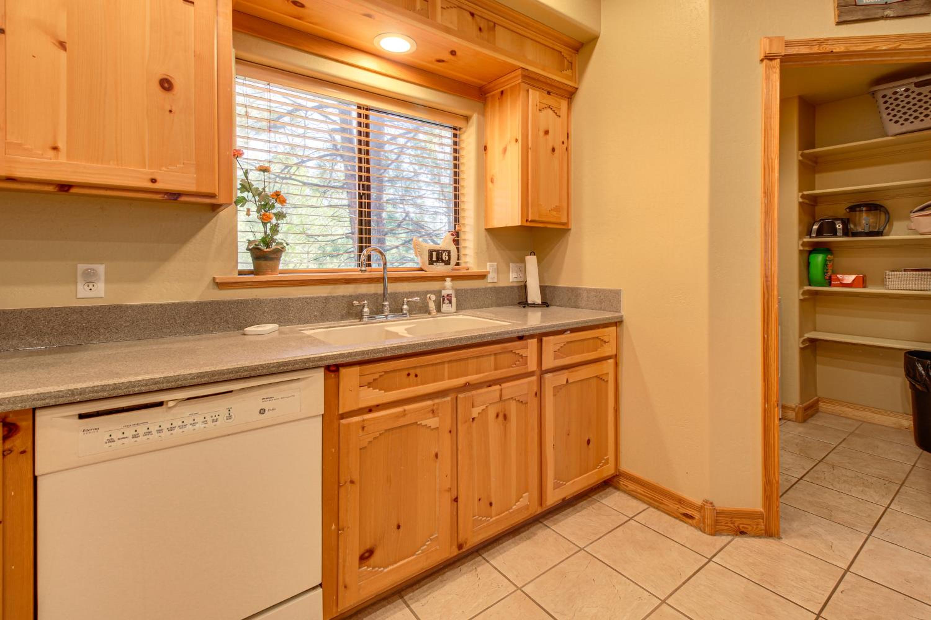 Great for Gatherings! Family Cabin in Lakeside