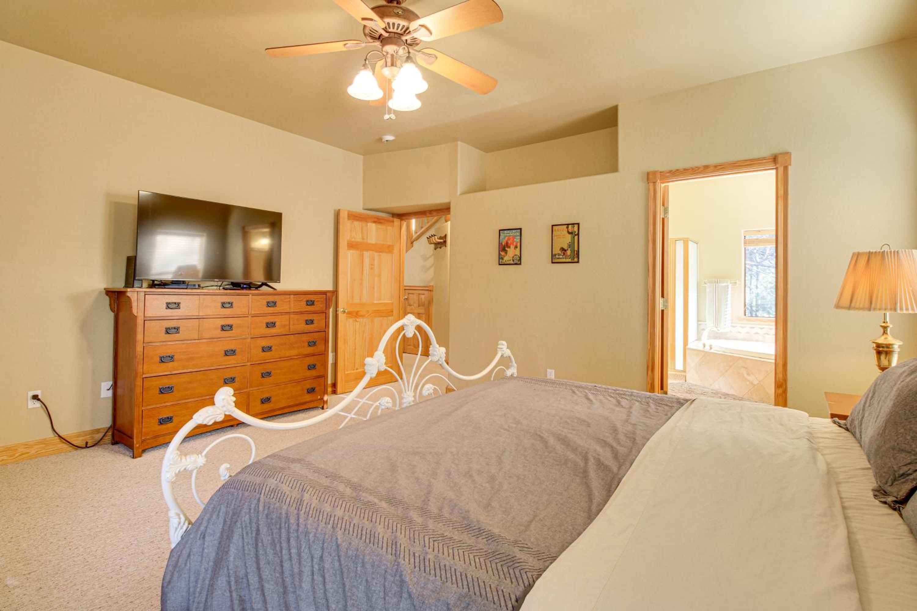 Great for Gatherings! Family Cabin in Lakeside