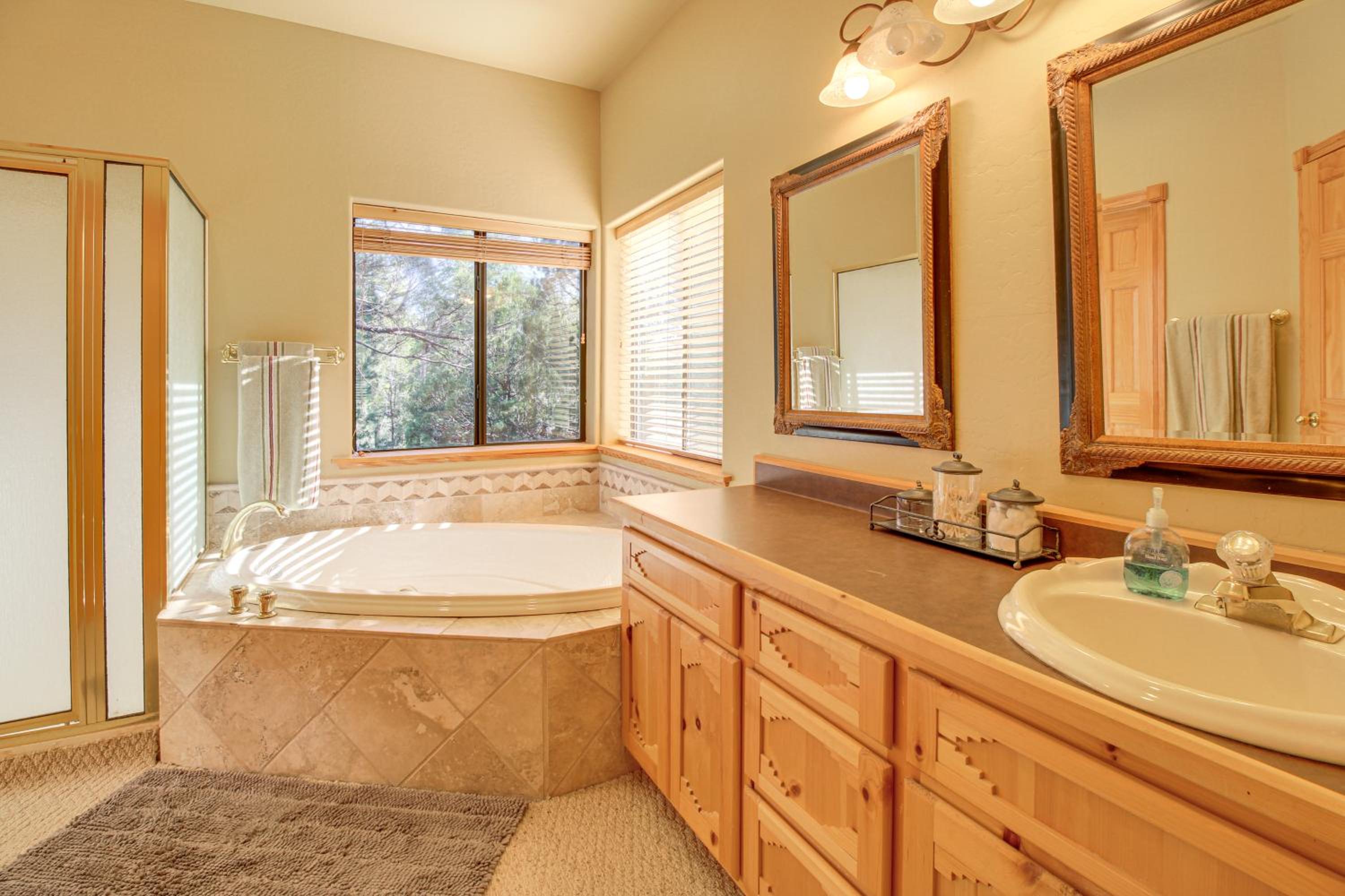 Great for Gatherings! Family Cabin in Lakeside