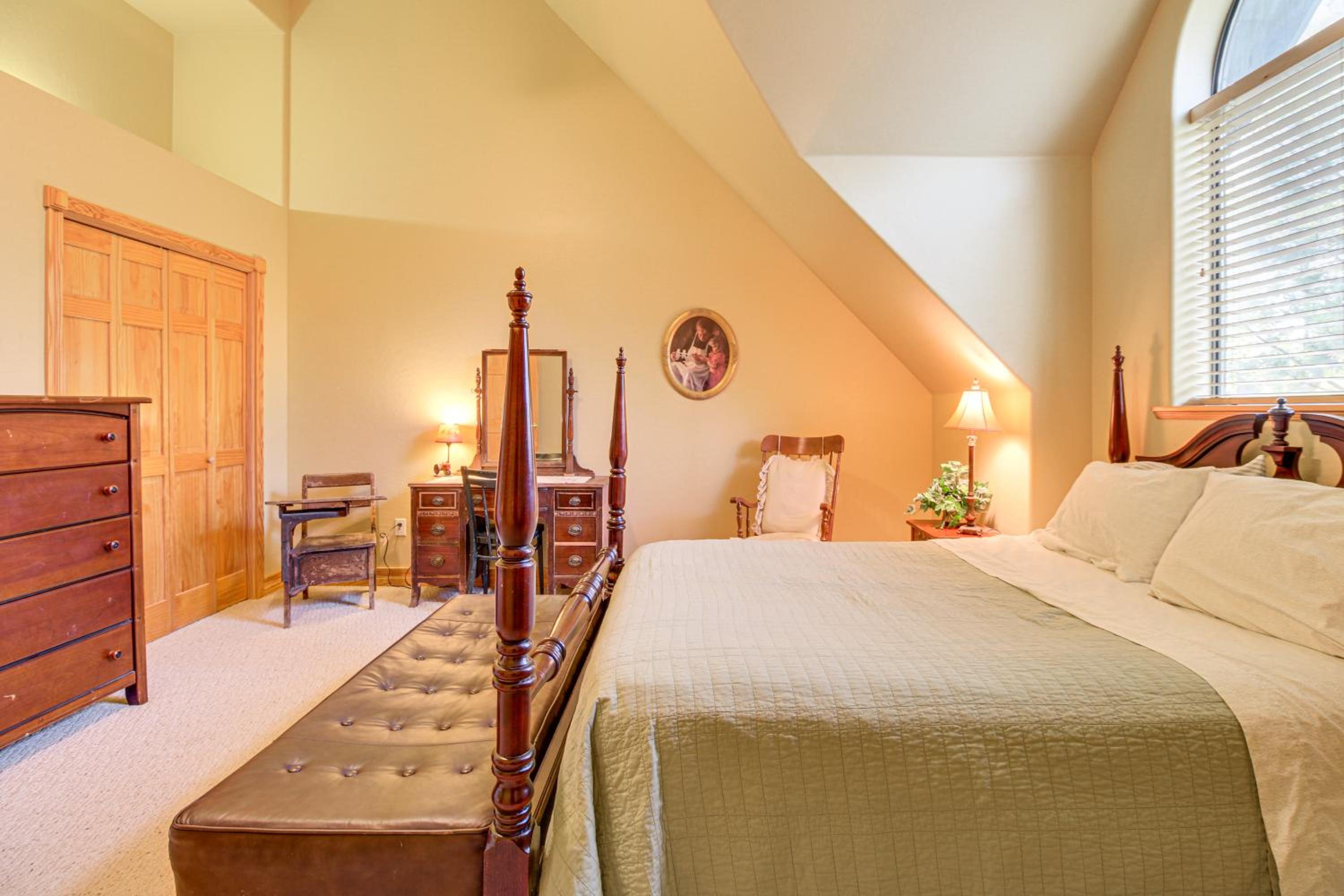 Great for Gatherings! Family Cabin in Lakeside