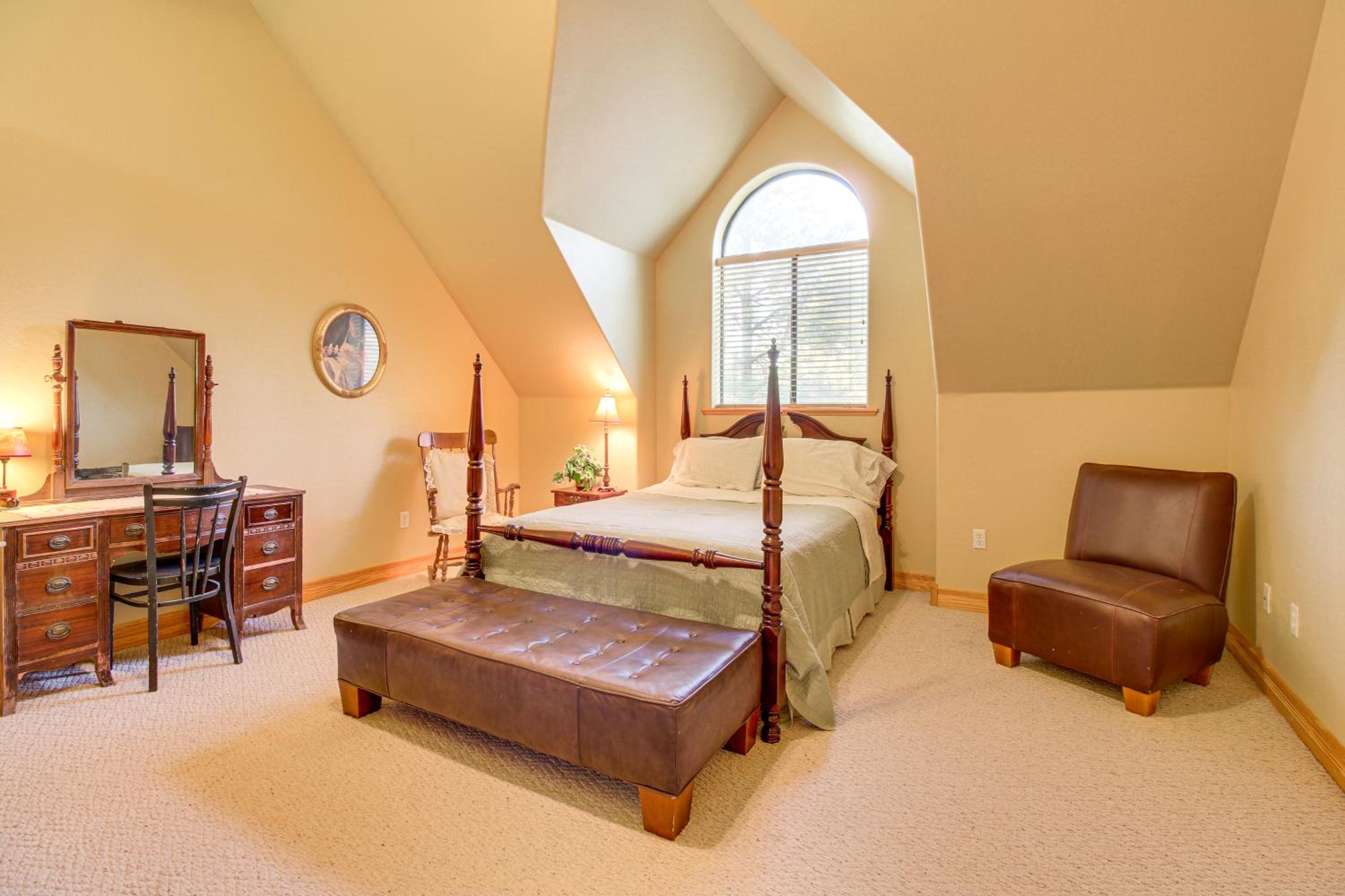 Great for Gatherings! Family Cabin in Lakeside