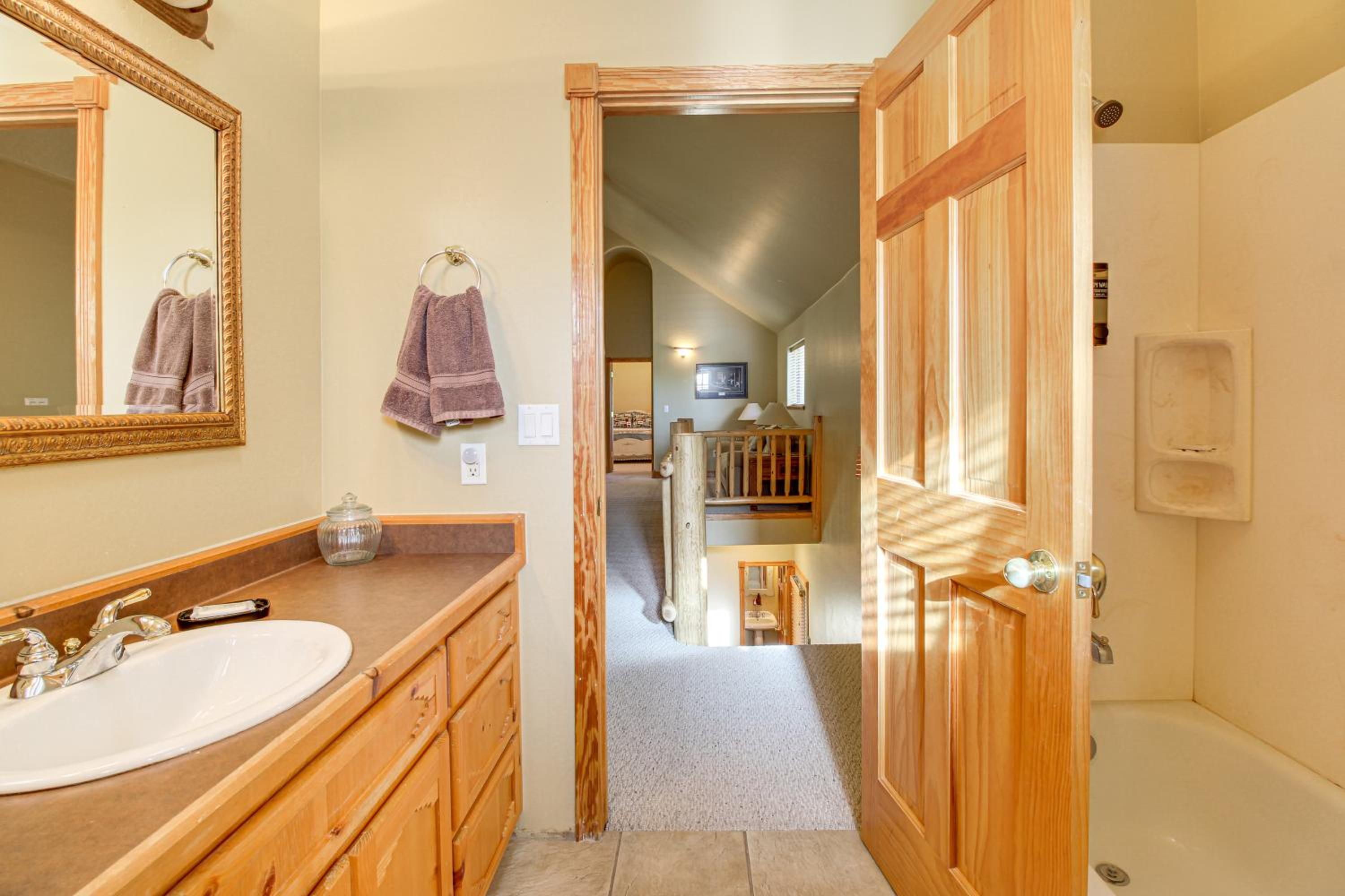 Great for Gatherings! Family Cabin in Lakeside