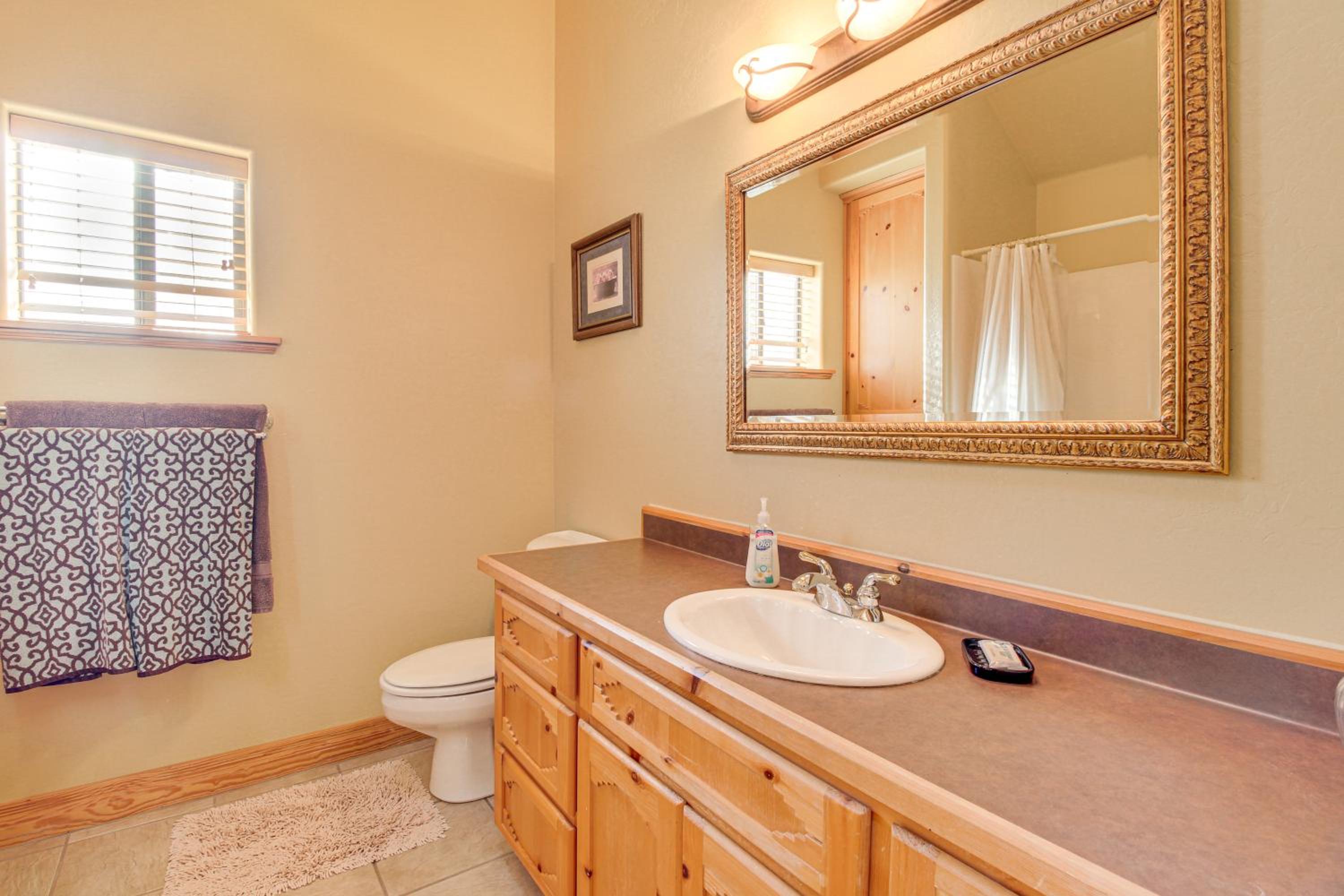 Great for Gatherings! Family Cabin in Lakeside