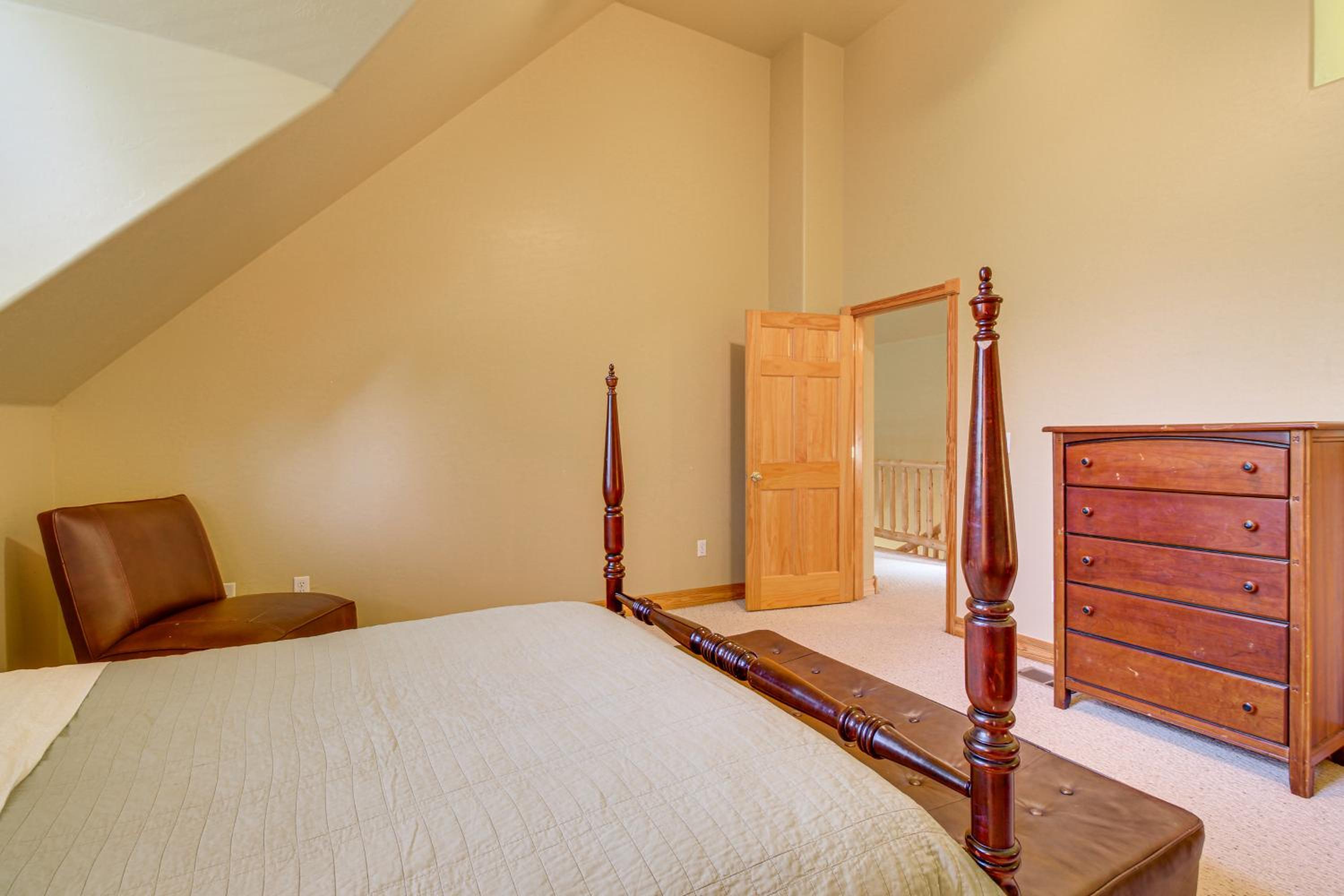 Great for Gatherings! Family Cabin in Lakeside