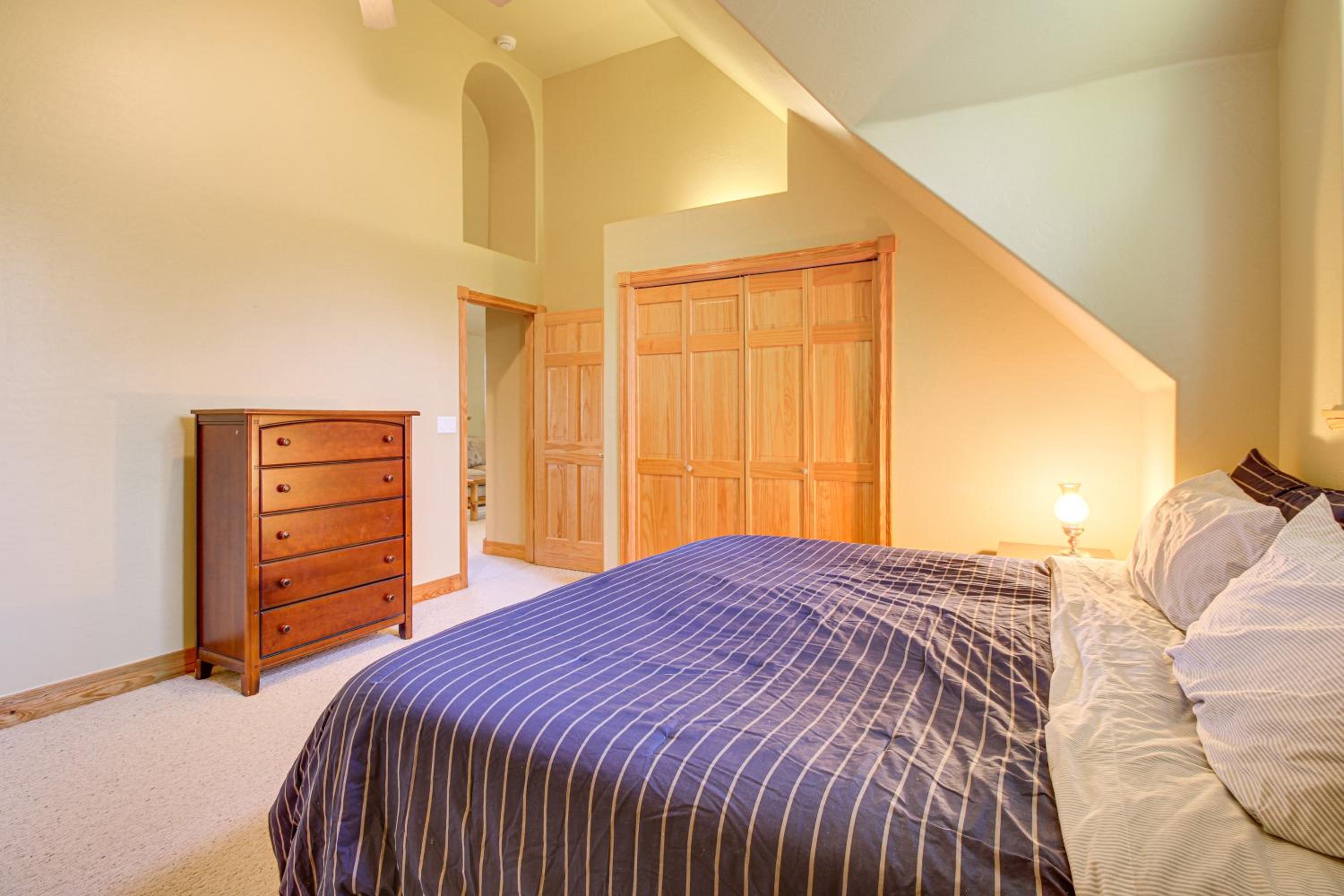 Great for Gatherings! Family Cabin in Lakeside