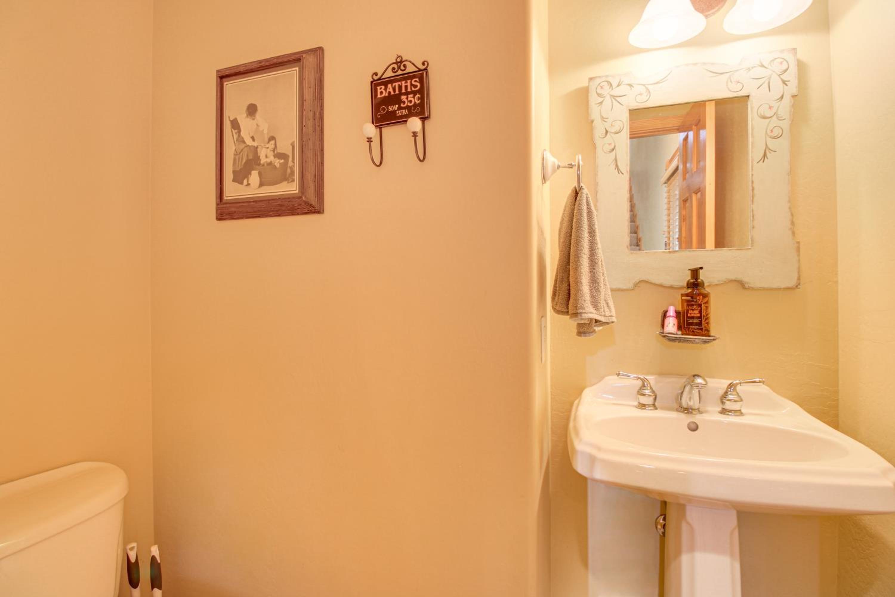 Great for Gatherings! Family Cabin in Lakeside