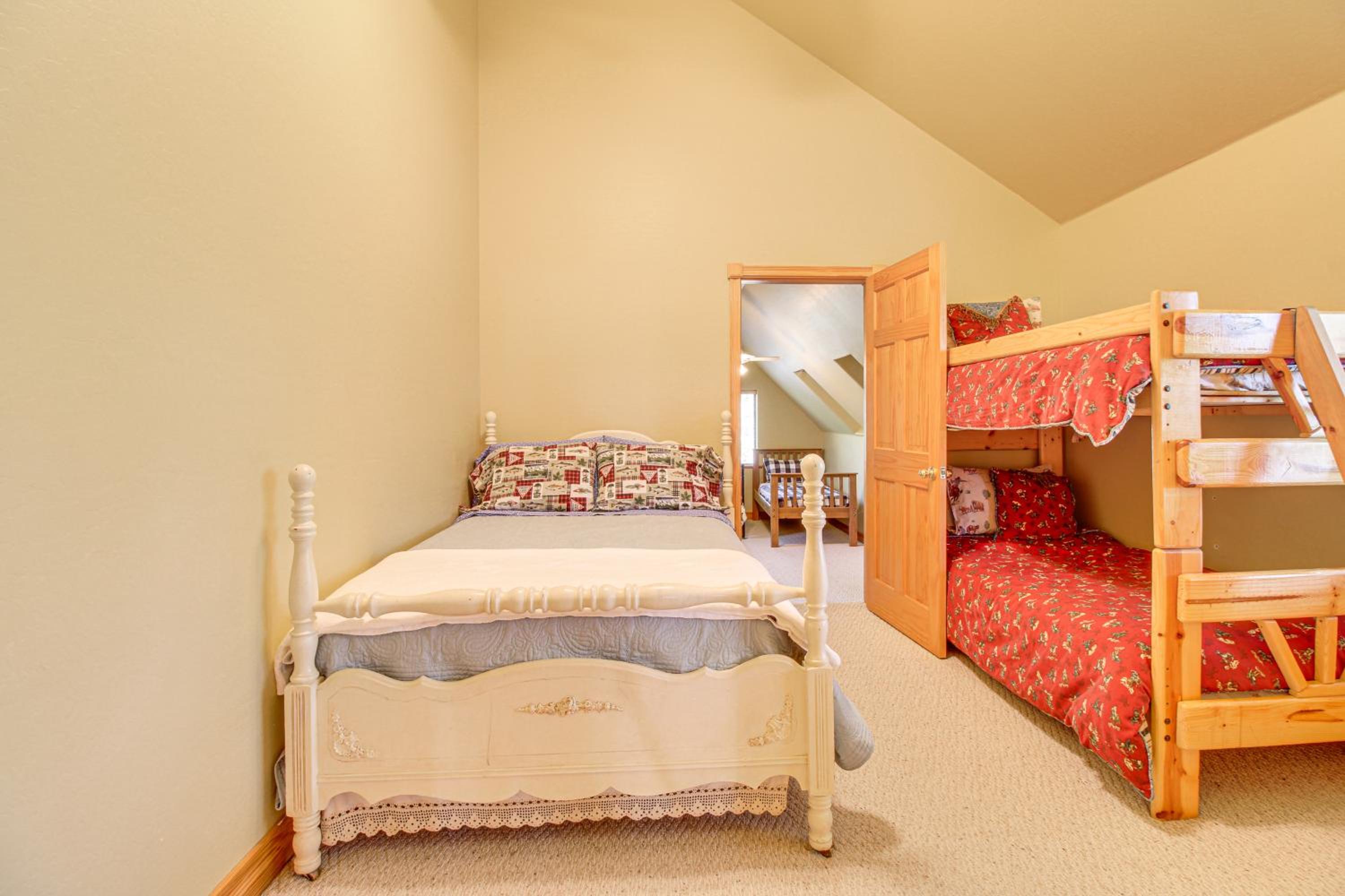 Great for Gatherings! Family Cabin in Lakeside