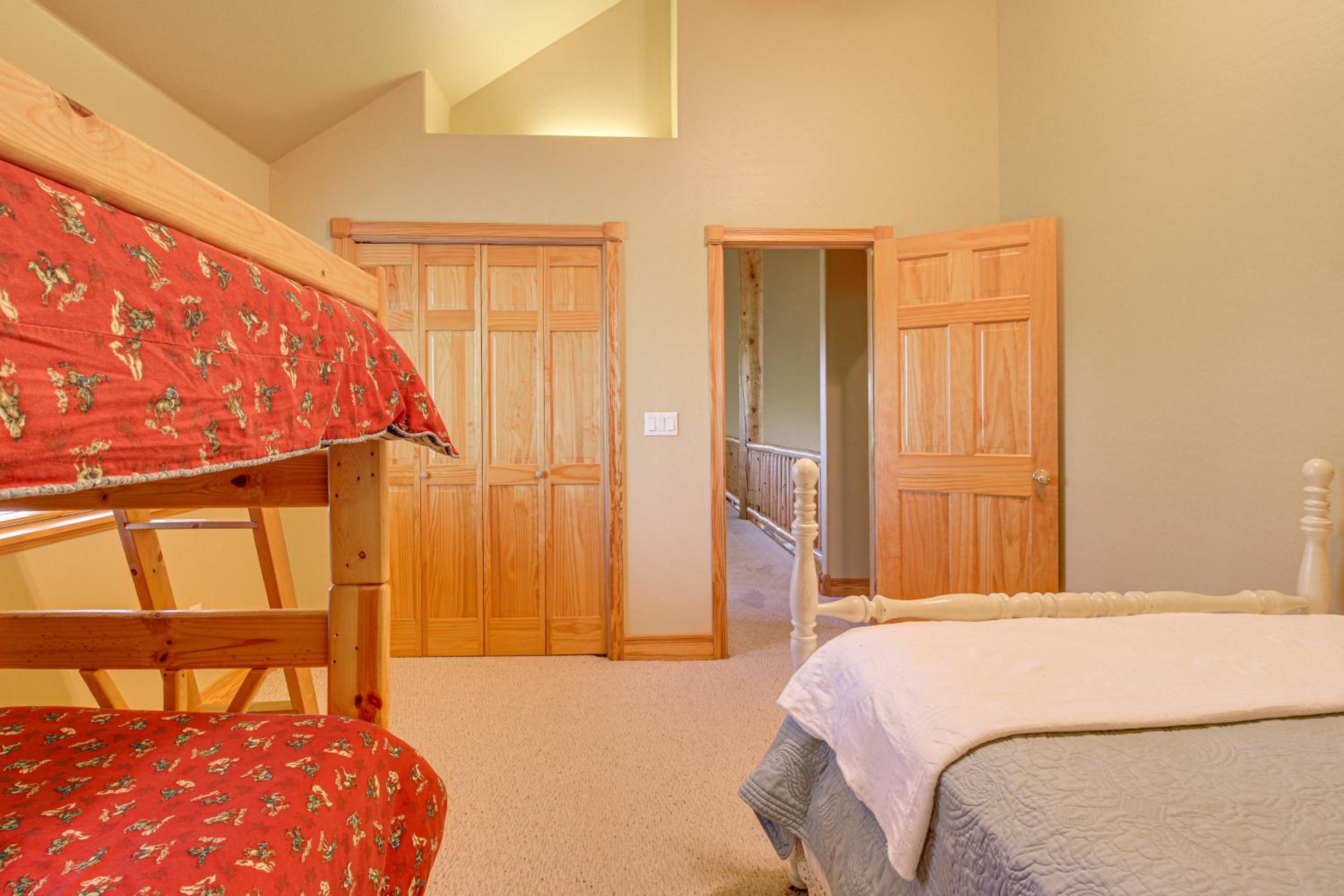 Great for Gatherings! Family Cabin in Lakeside
