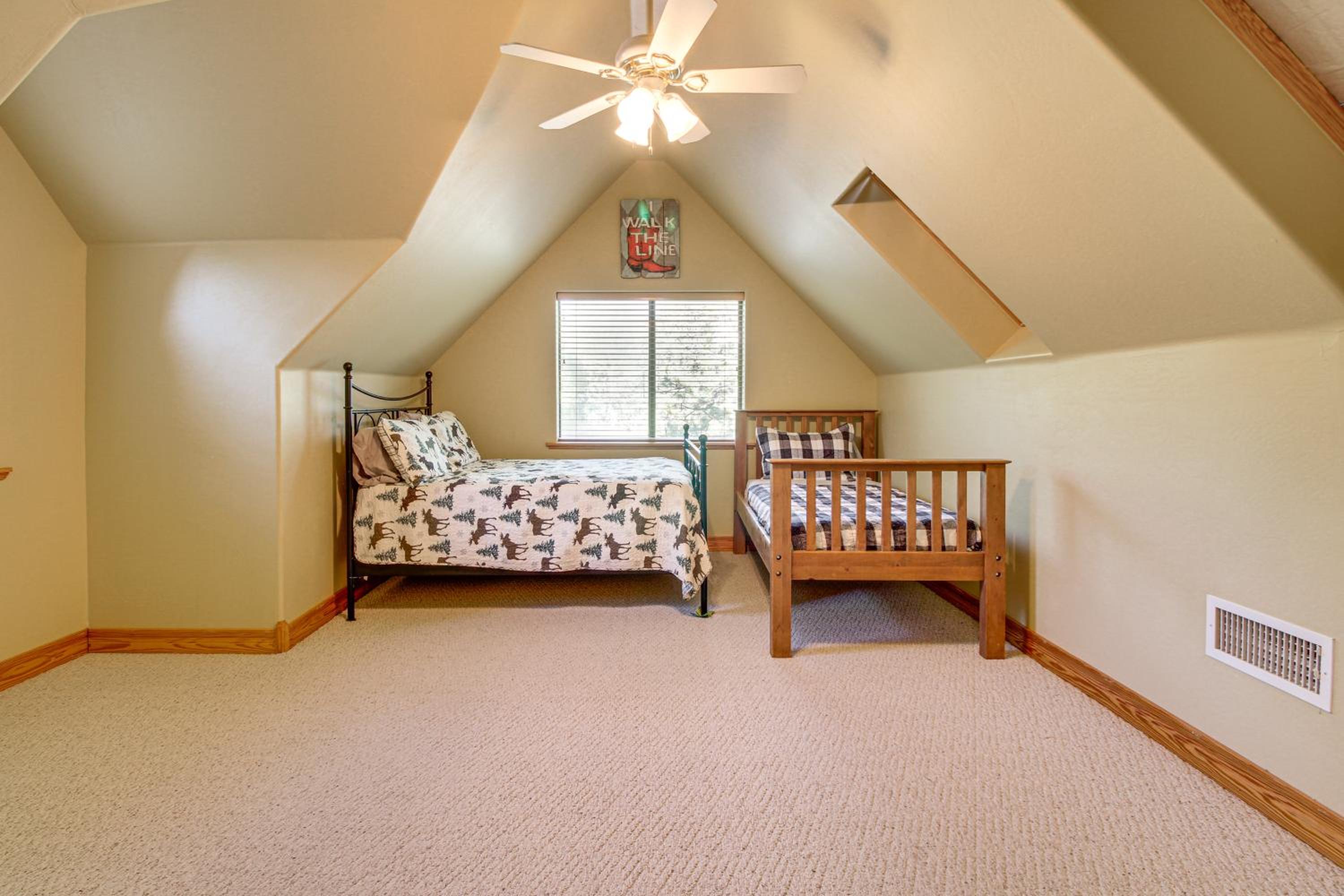 Great for Gatherings! Family Cabin in Lakeside