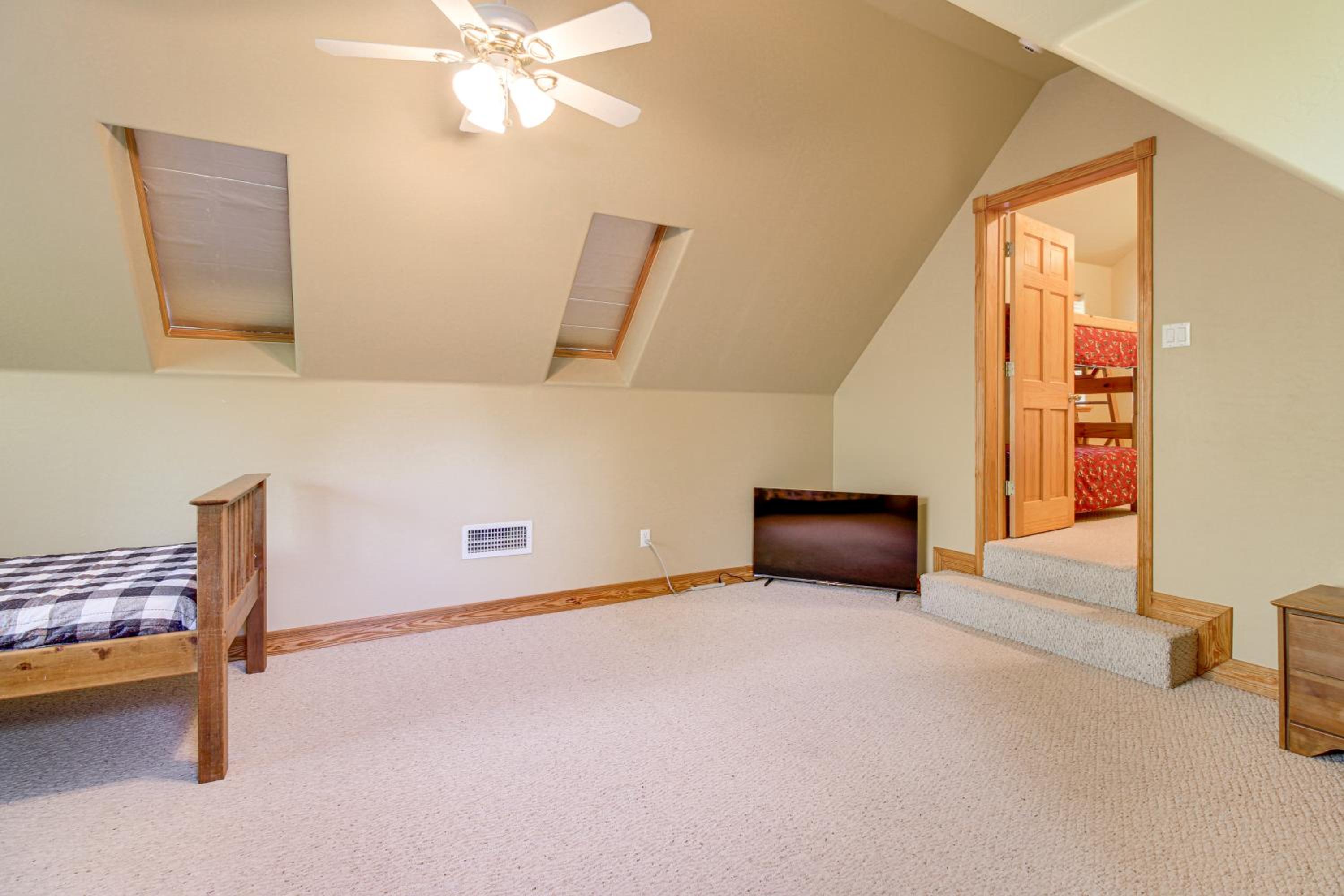 Great for Gatherings! Family Cabin in Lakeside