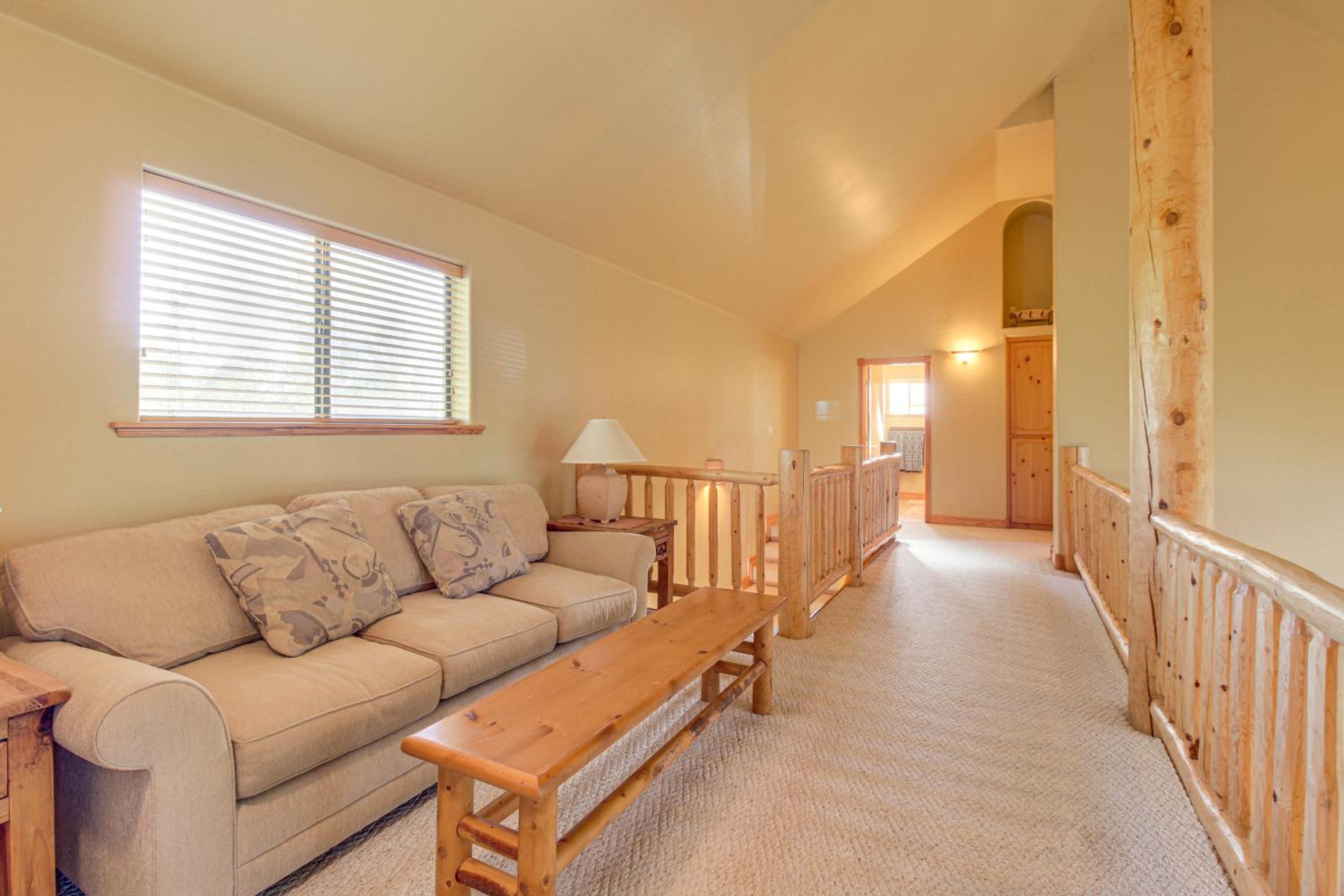 Great for Gatherings! Family Cabin in Lakeside