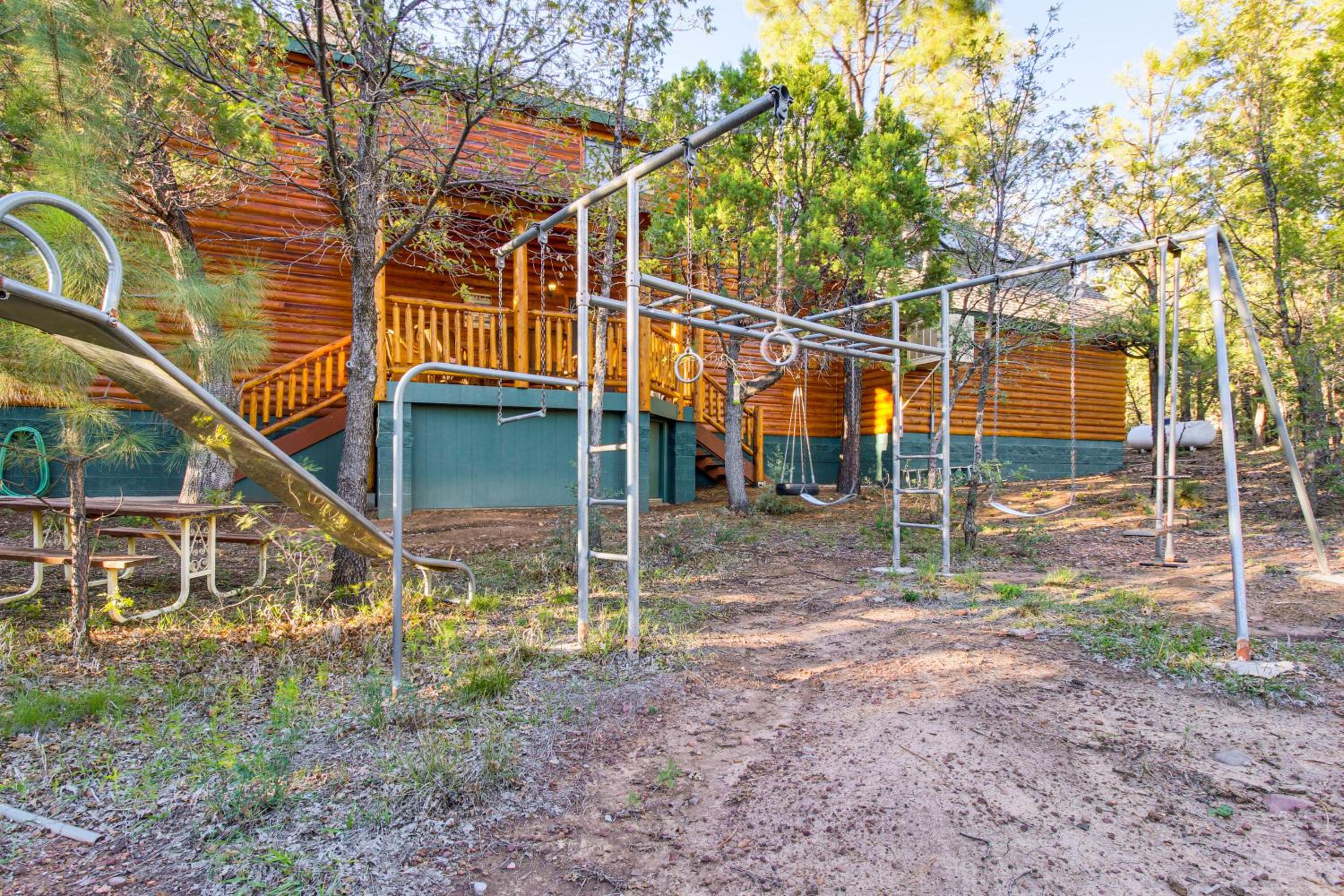 Great for Gatherings! Family Cabin in Lakeside