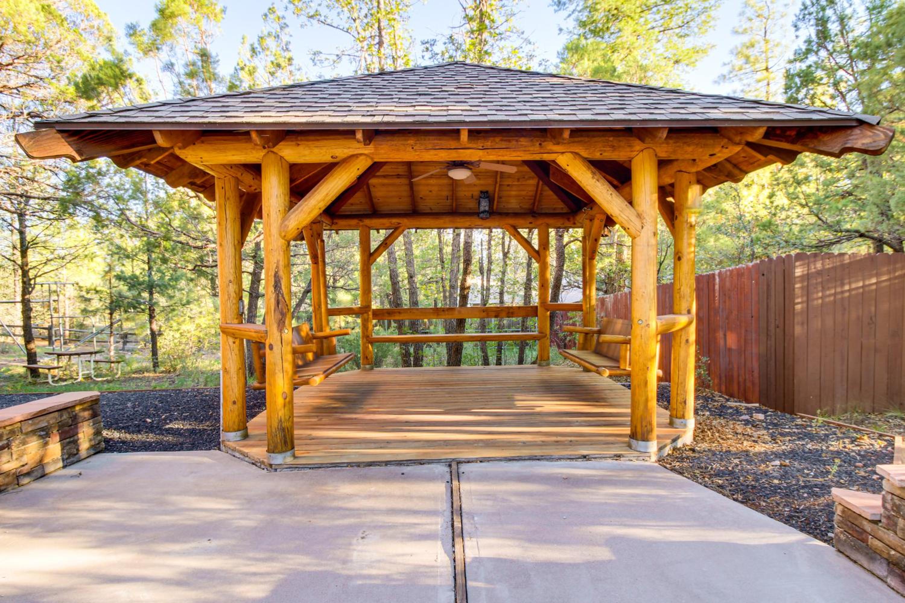 Great for Gatherings! Family Cabin in Lakeside