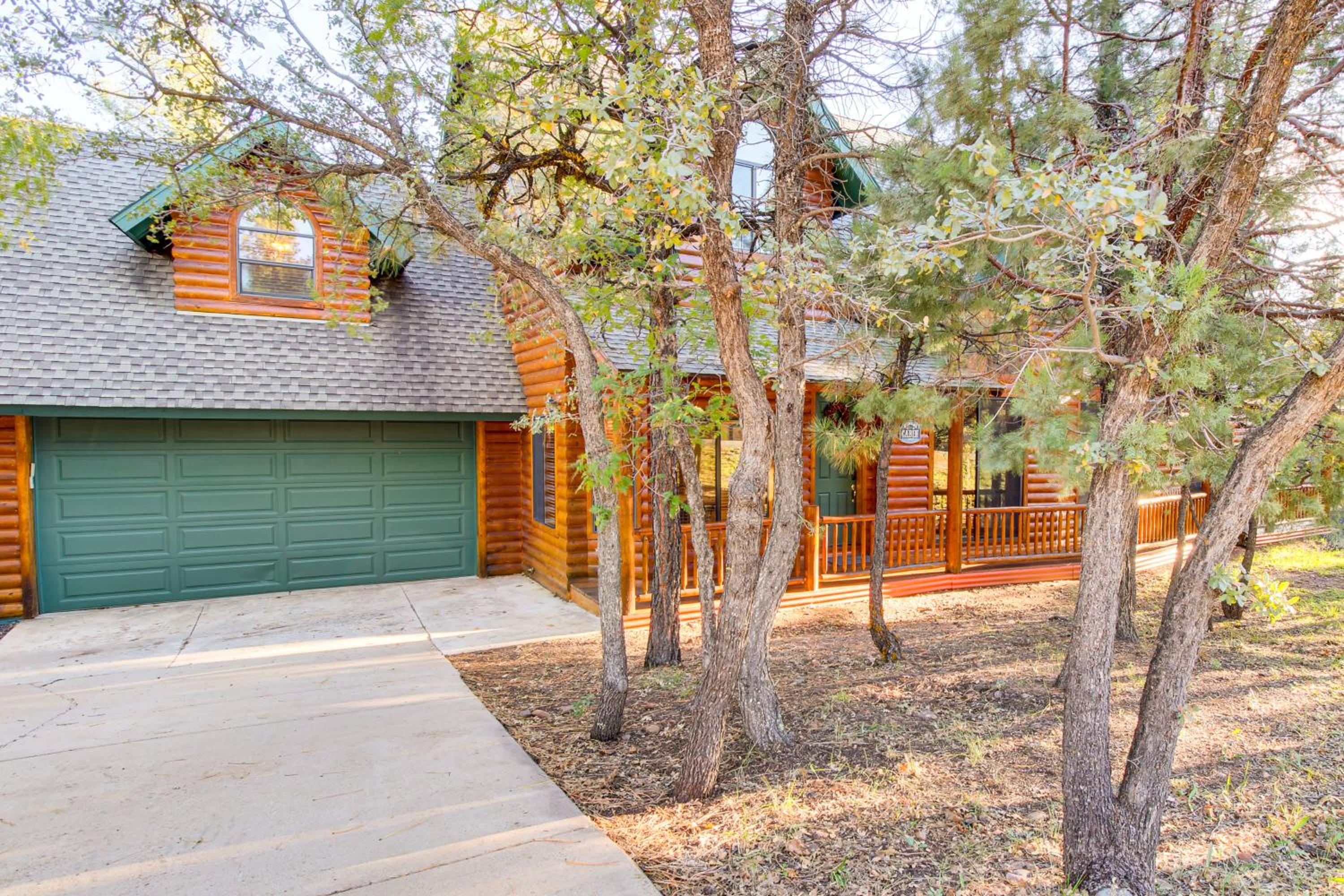 Great for Gatherings! Family Cabin in Lakeside