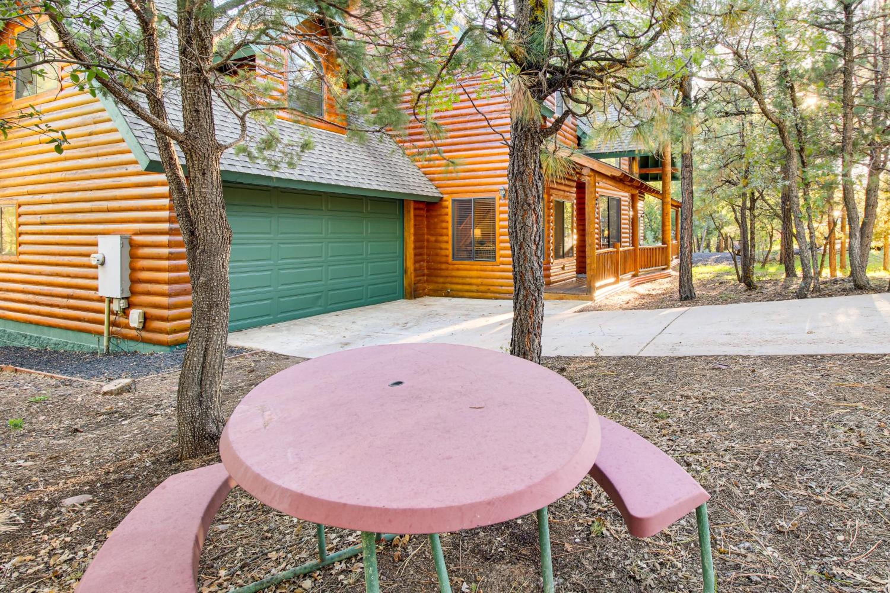 Great for Gatherings! Family Cabin in Lakeside