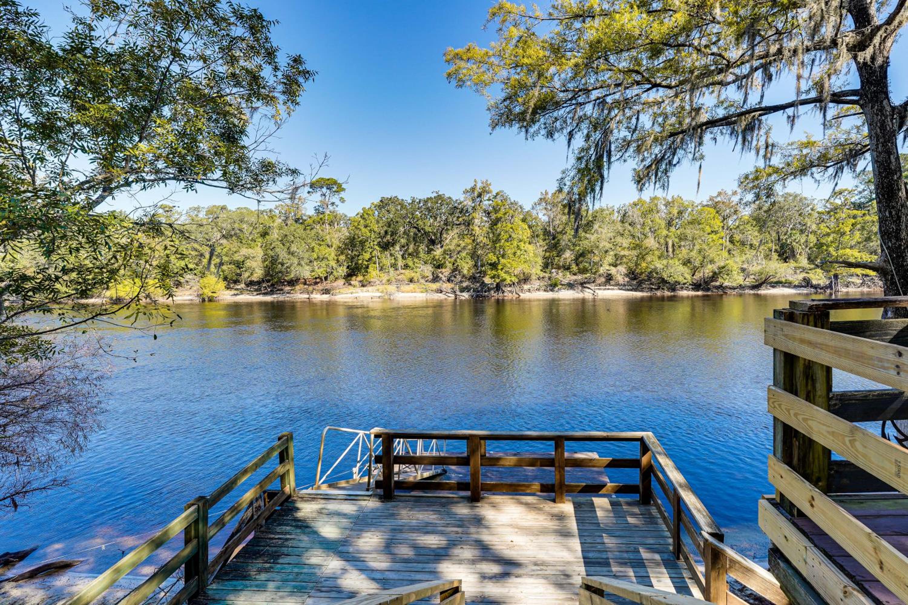 Suwannee River Retreat Pet Friendly, Private Dock