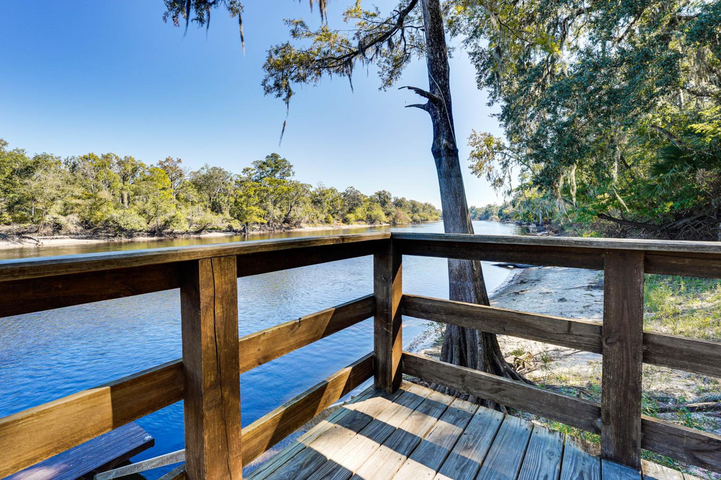 Suwannee River Retreat Pet Friendly, Private Dock
