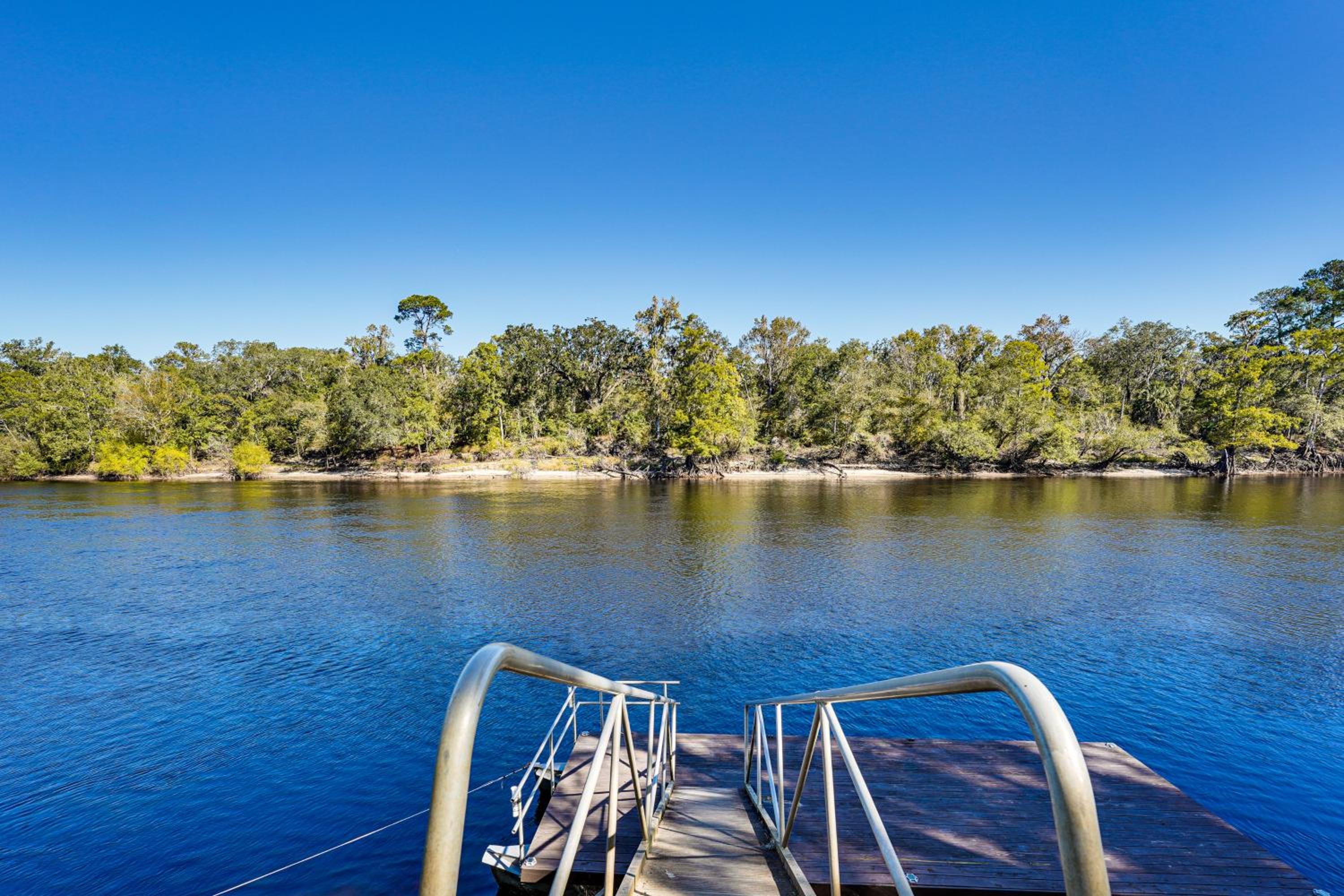 Suwannee River Retreat Pet Friendly, Private Dock